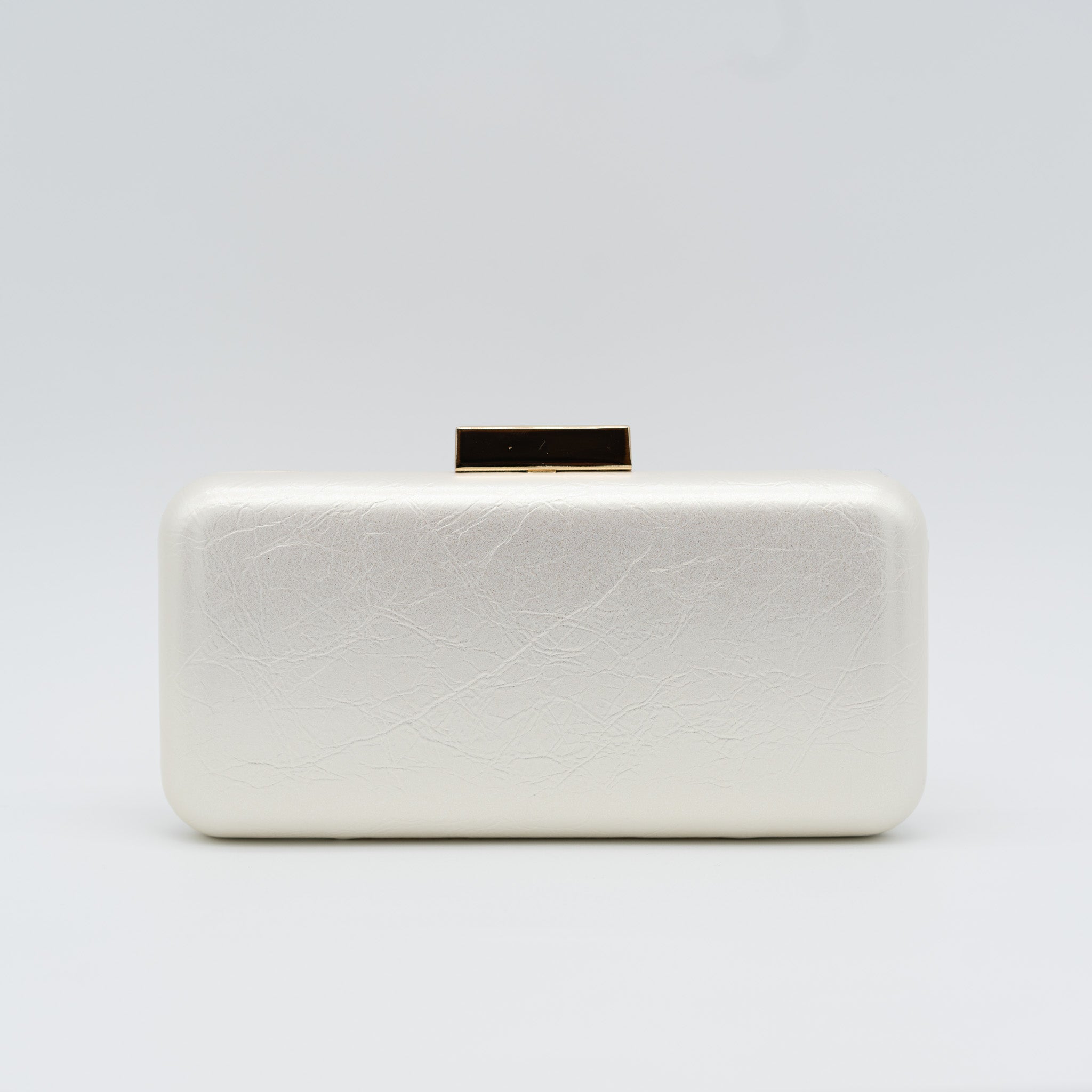 Bolso clutch de fiesta rectangular color perla con efecto metalizado craquelado y cierre tipo barra.