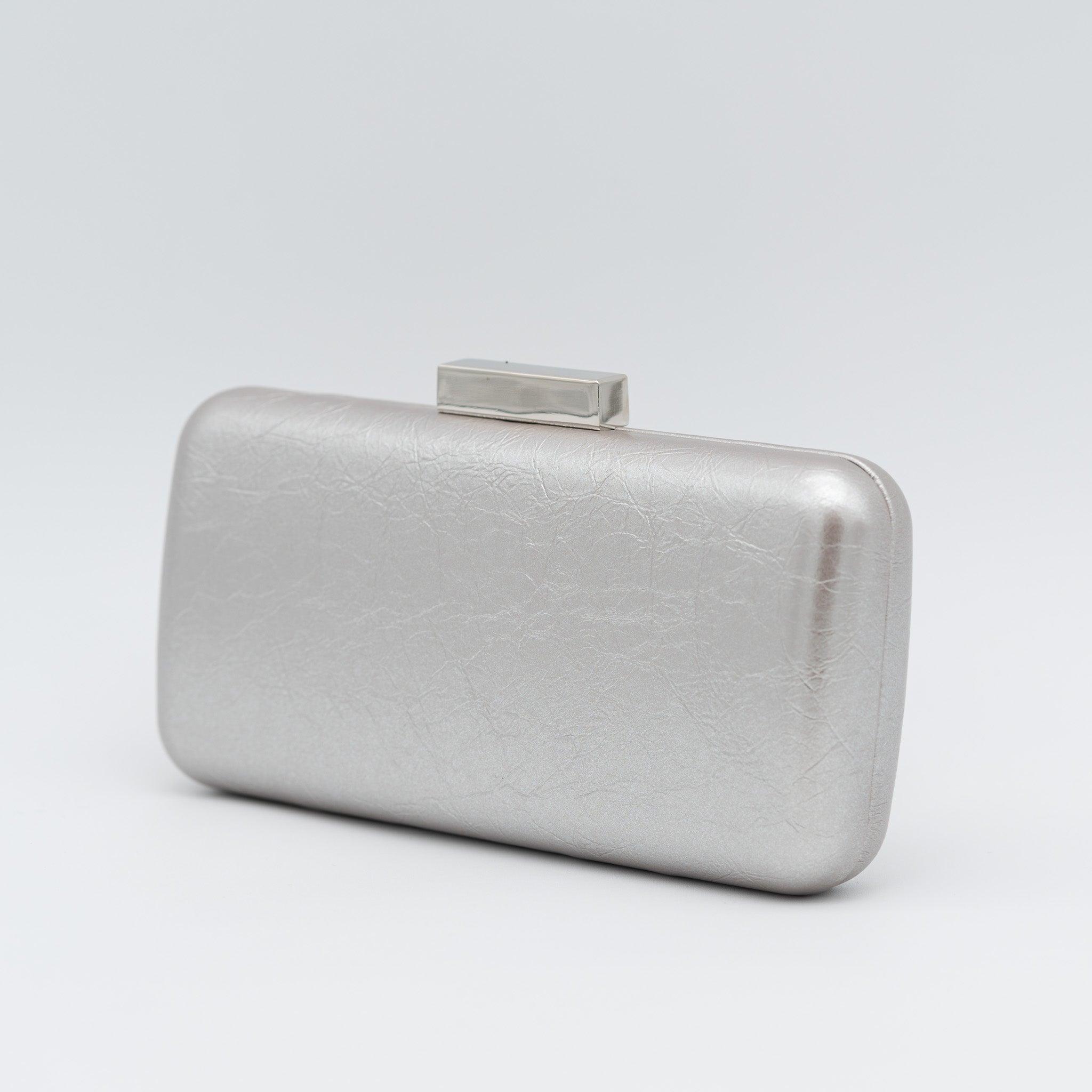 Bolso clutch de fiesta rectangular color plata con efecto metalizado craquelado y cierre tipo barra.