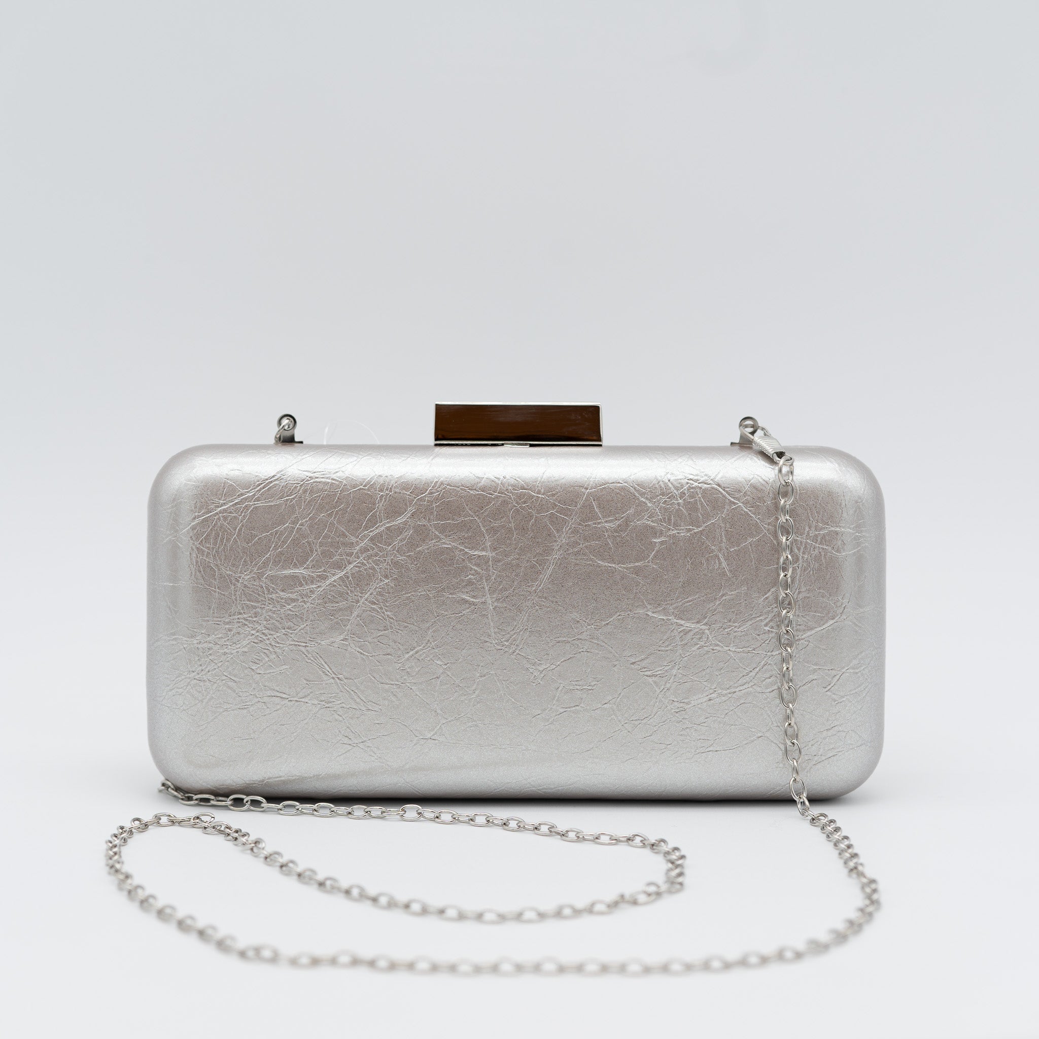 Bolso clutch de fiesta rectangular color plata con efecto metalizado craquelado y cierre tipo barra.