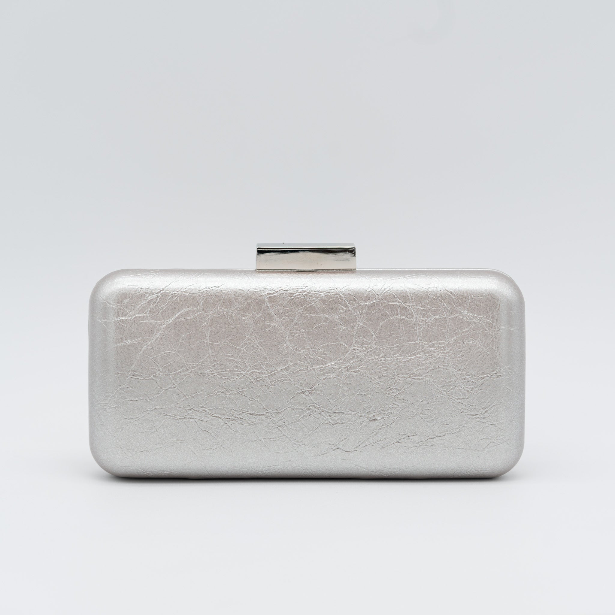 Bolso clutch de fiesta rectangular color plata con efecto metalizado craquelado y cierre tipo barra.