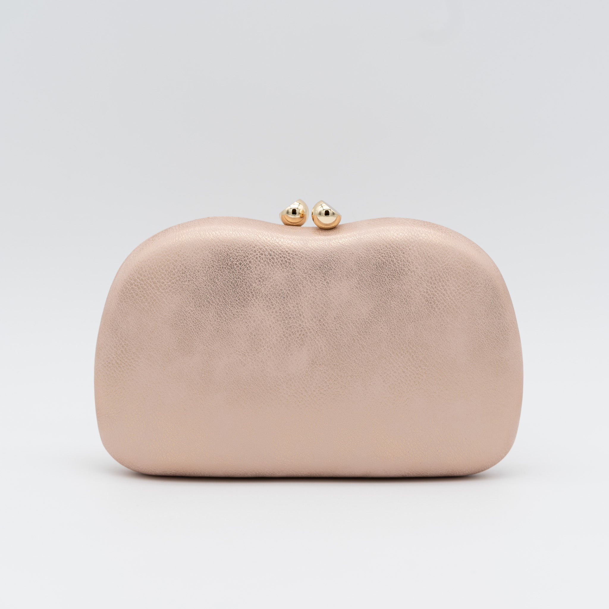 Clutch de fiesta redondeado con acabado metalizado y cierre de bolitas en color champán