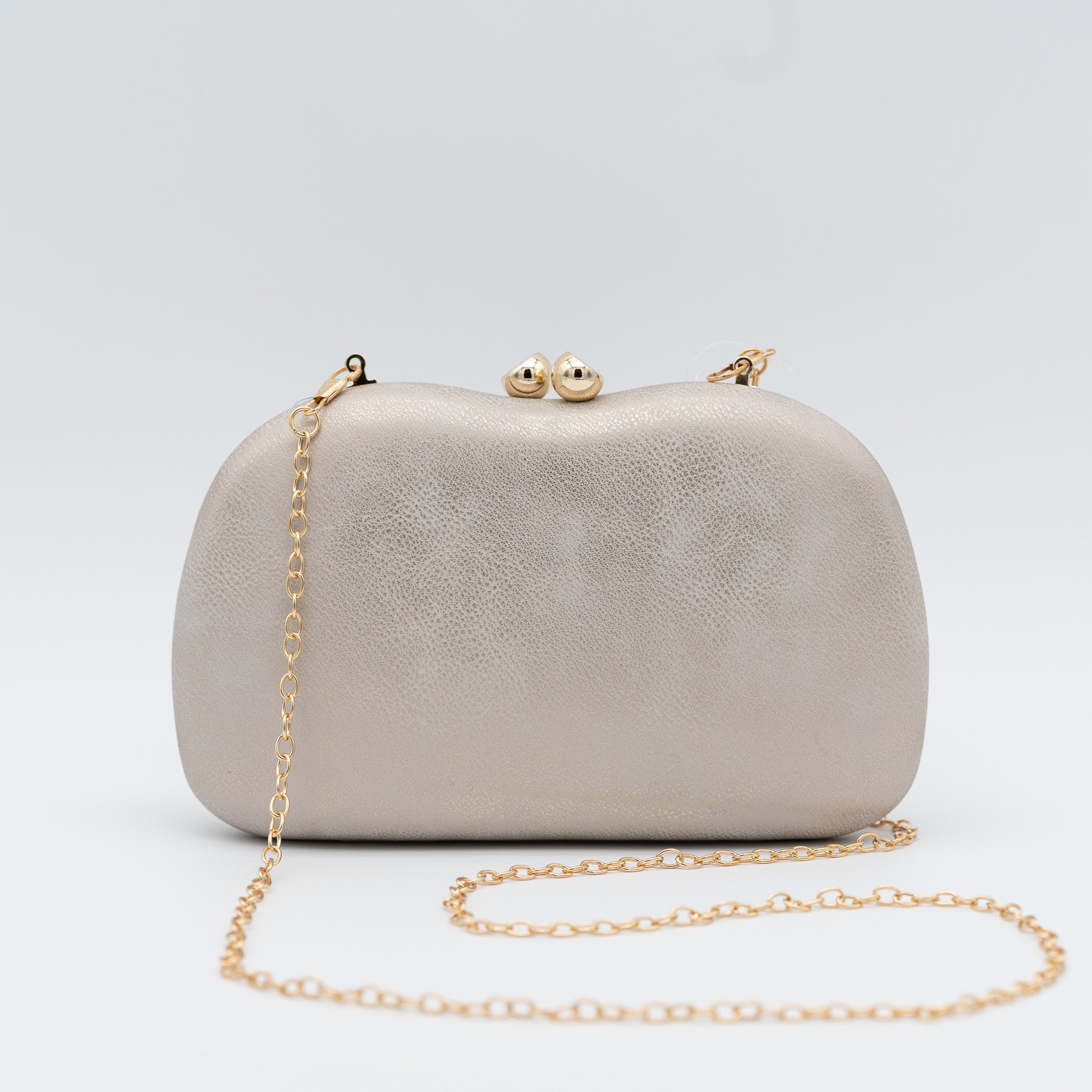 Bolso clutch de fiesta redondeado con acabado metalizado y cierre de bolitas en color oro claro