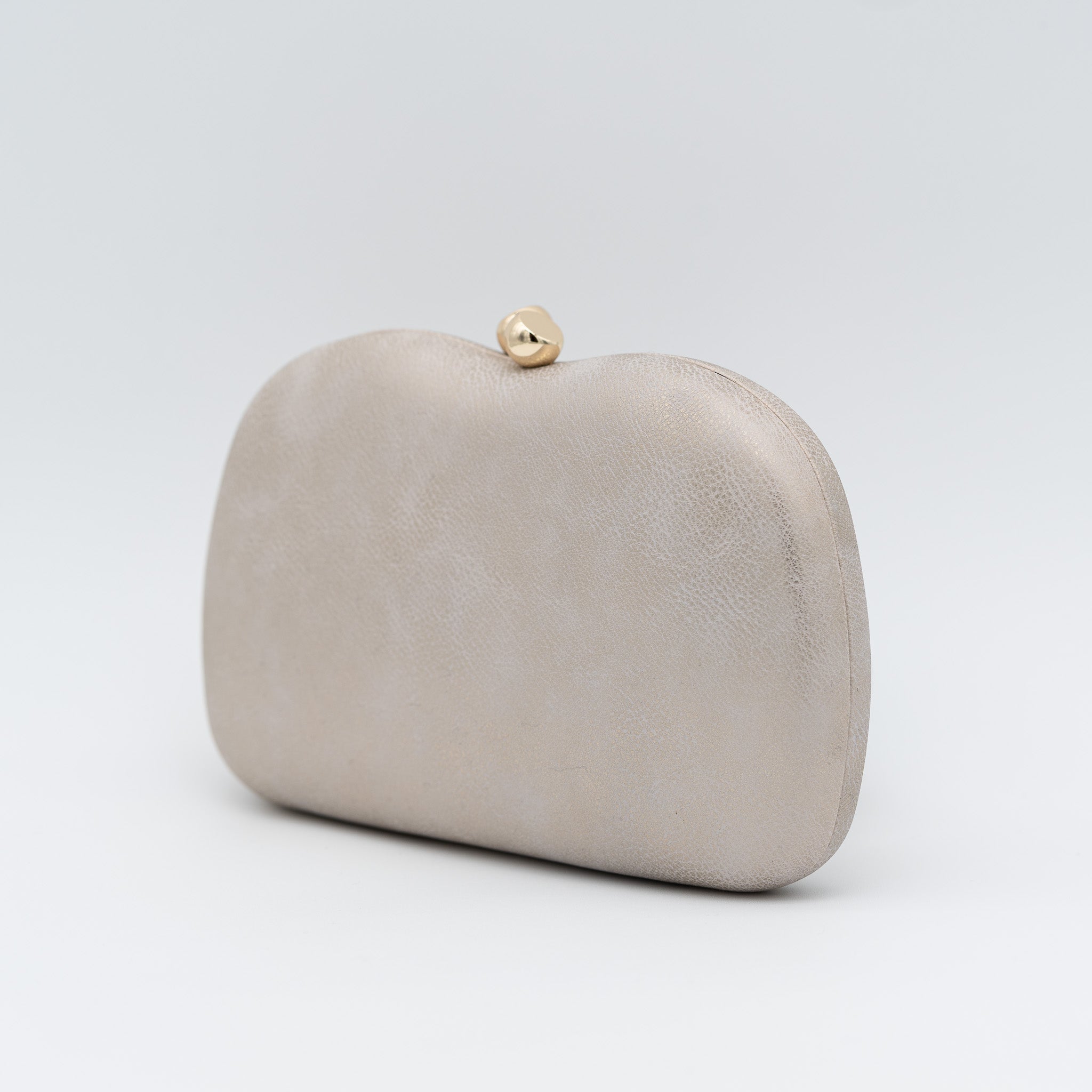 Bolso clutch de fiesta redondeado con acabado metalizado y cierre de bolitas en color oro claro