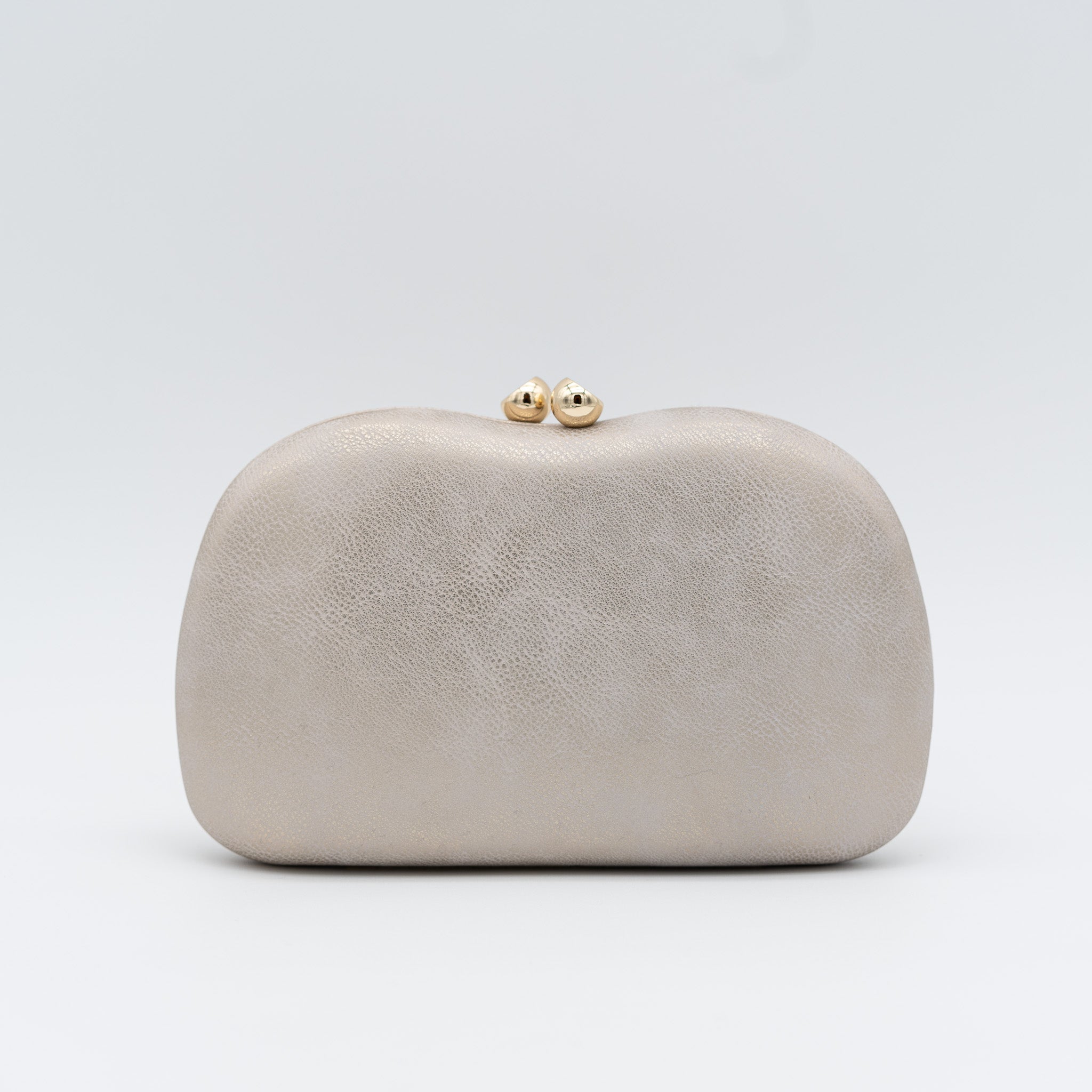 Bolso clutch de fiesta redondeado con acabado metalizado y cierre de bolitas en color oro claro