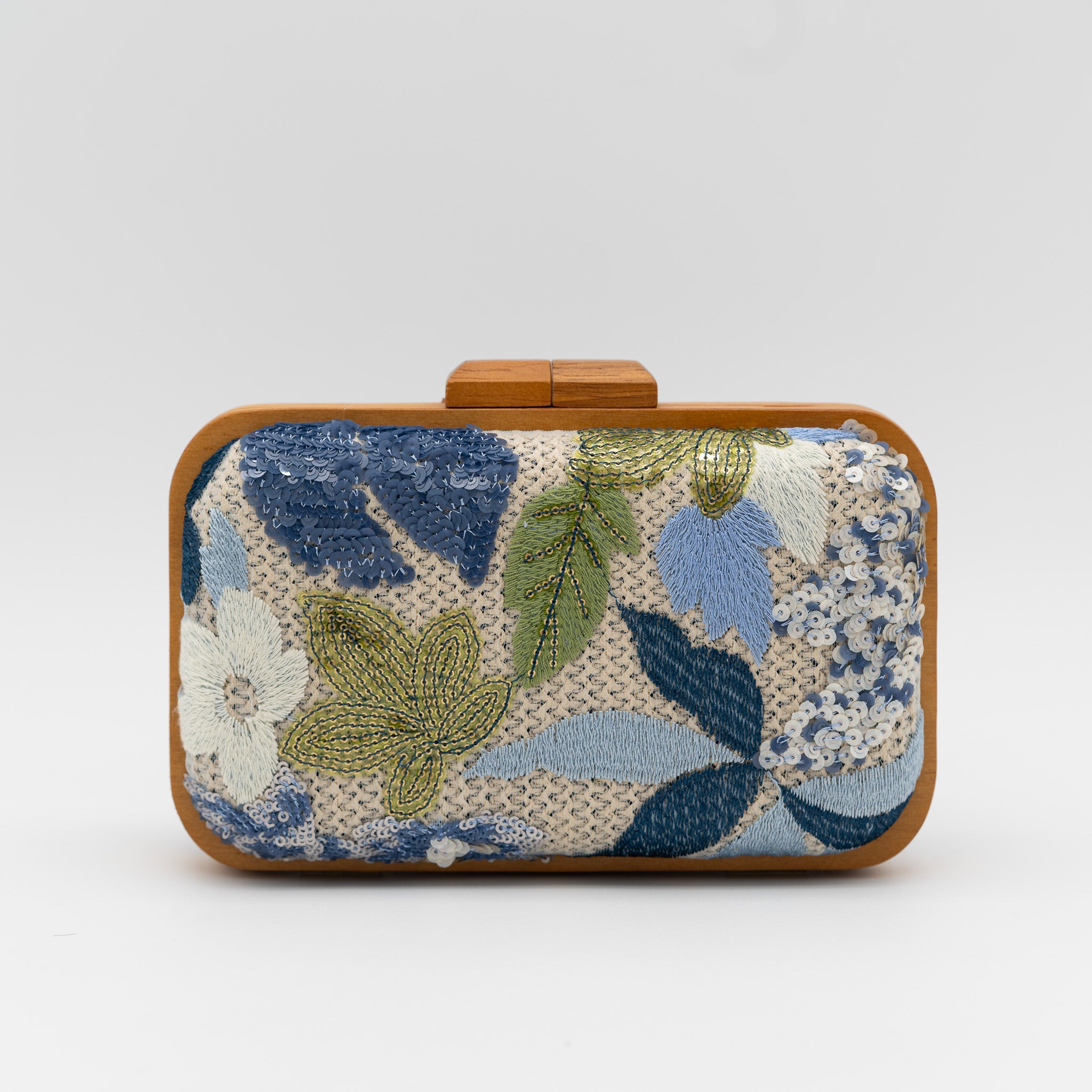 Clutch de rafia azul con estructura de madera con bordado floral y lentejuelas, cierre superior y cadena desmontable