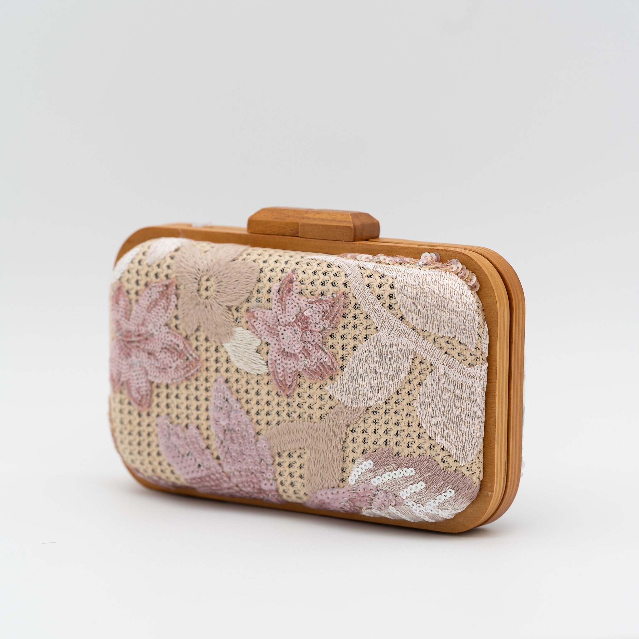 Clutch de rafia rosa con estructura de madera con bordado floral y lentejuelas, cierre superior y cadena desmontable