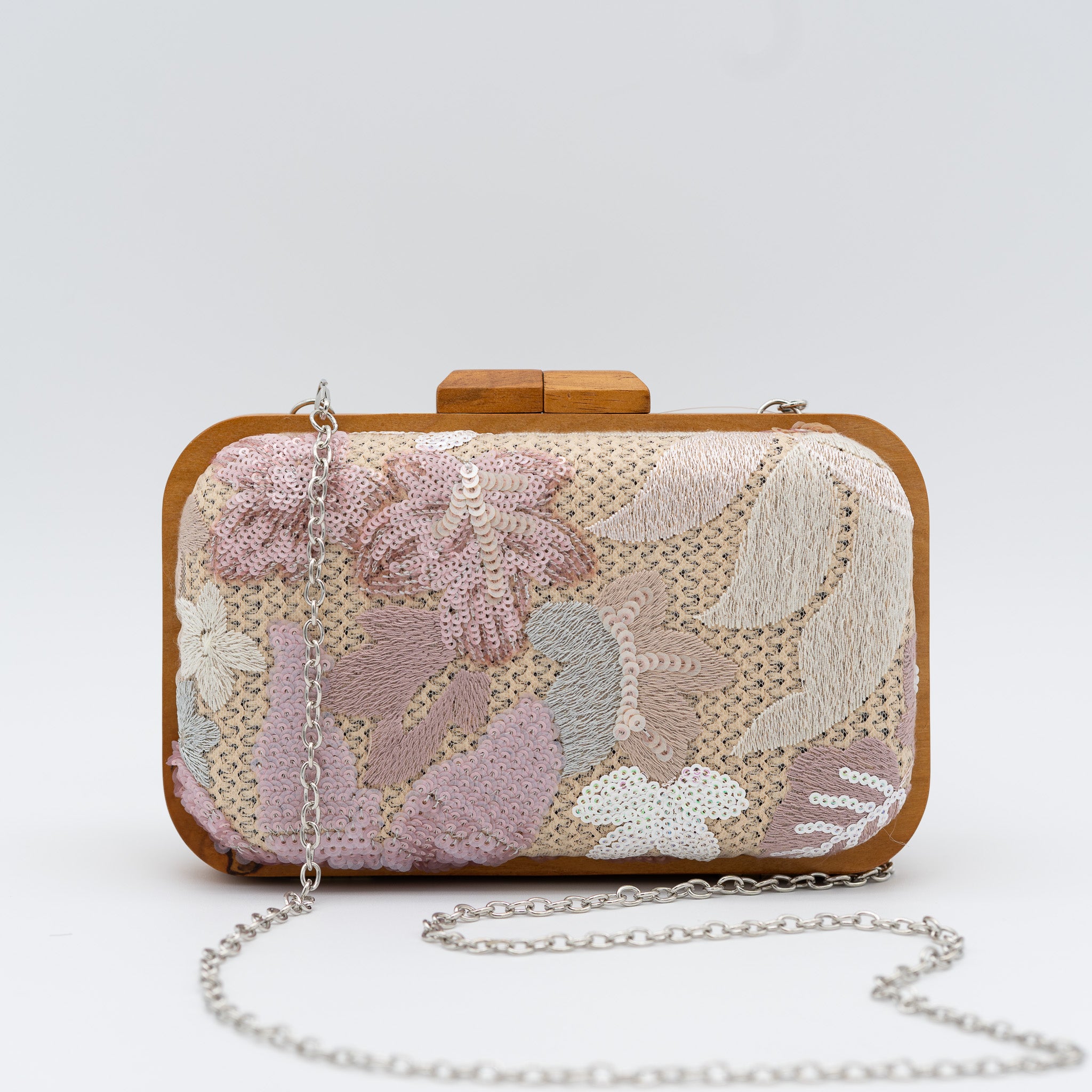 Clutch de rafia rosa con estructura de madera con bordado floral y lentejuelas, cierre superior y cadena desmontable