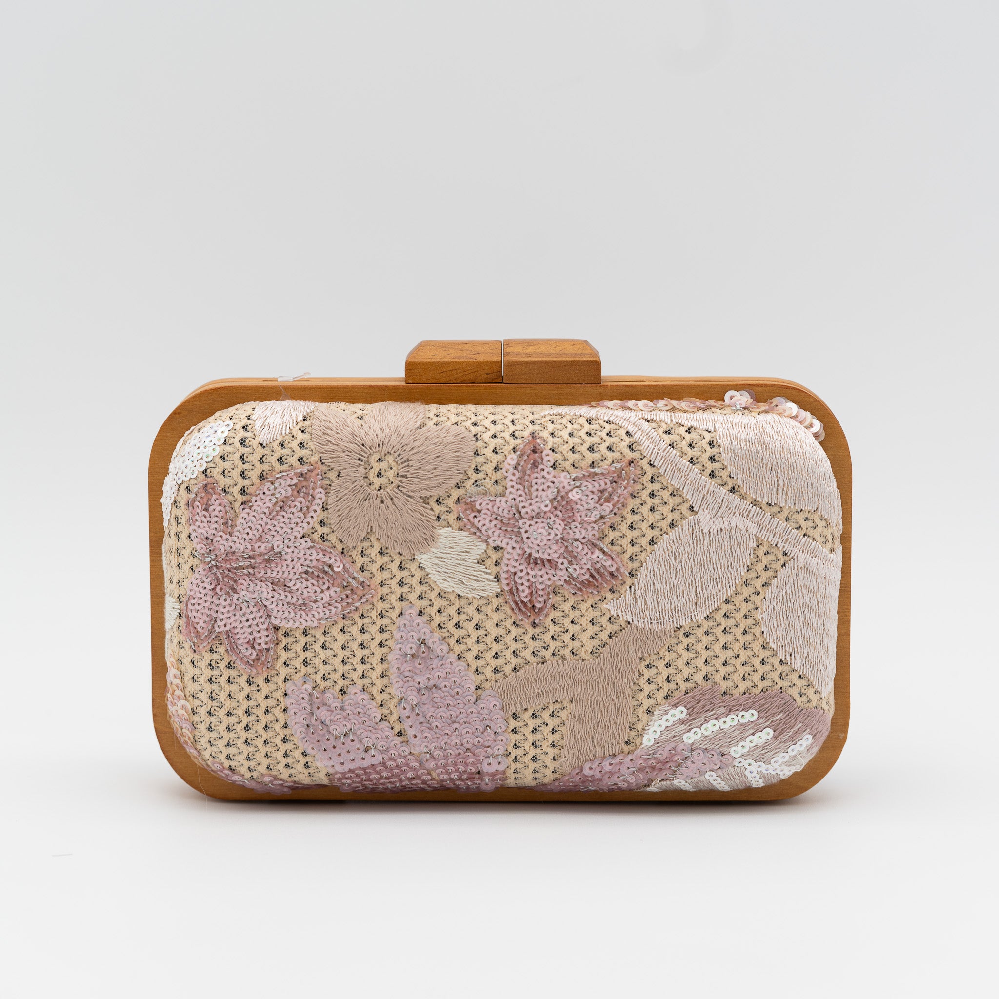 Clutch de rafia rosa con estructura de madera con bordado floral y lentejuelas, cierre superior y cadena desmontable