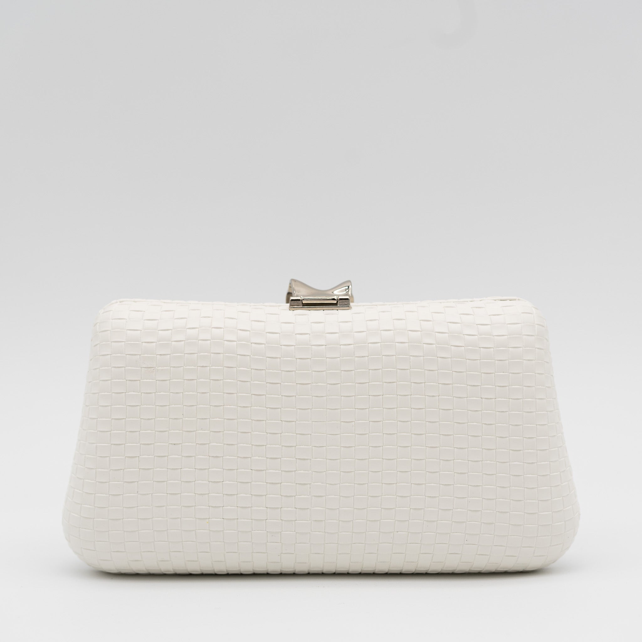 Parte trasera de bolso clutch de fiesta con textura cuadriculada color blanco y broche metálico plateado