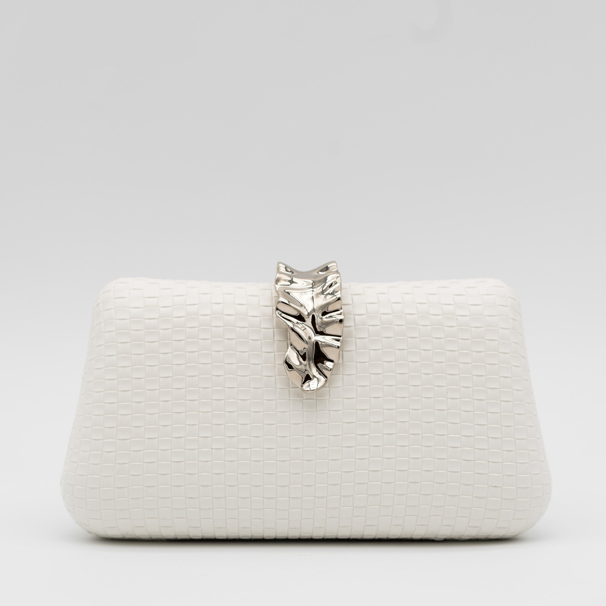 Bolso clutch de fiesta con textura cuadriculada color blanco y broche metálico plateado