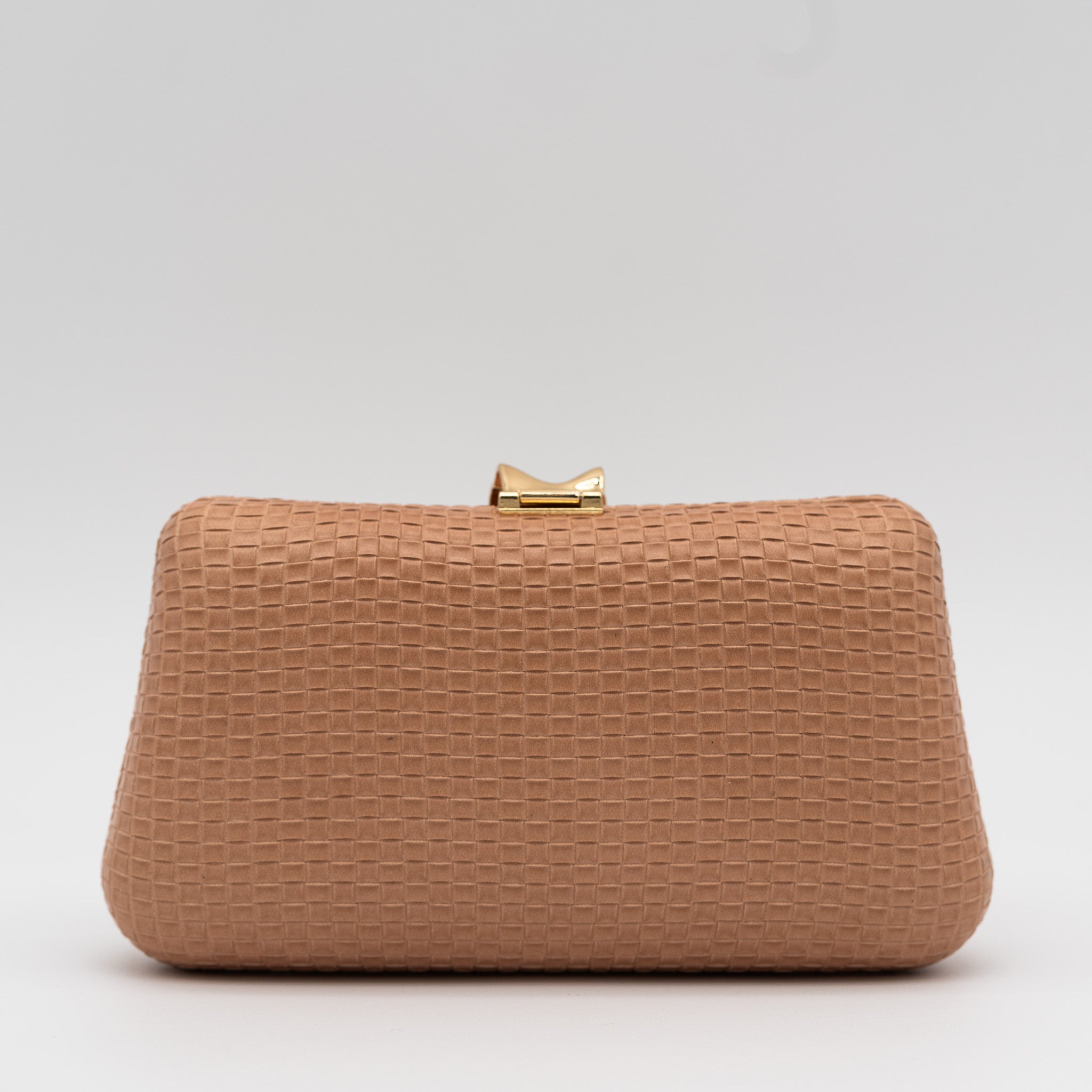 Parte trasera de bolso clutch de fiesta con textura cuadriculada color camel y broche metálico dorado