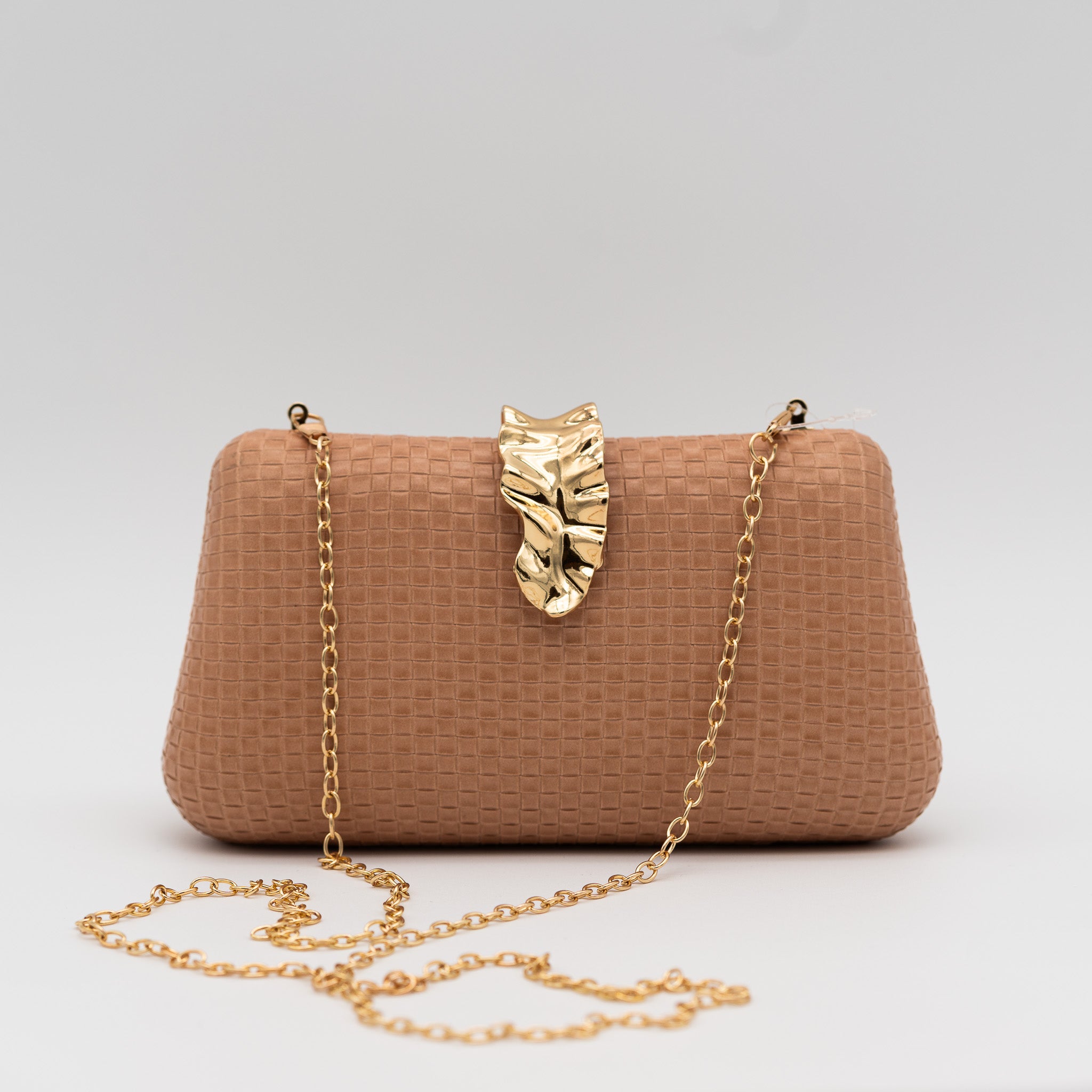 Bolso clutch de fiesta con textura cuadriculada color camel y broche metálico dorado con cadena extraible