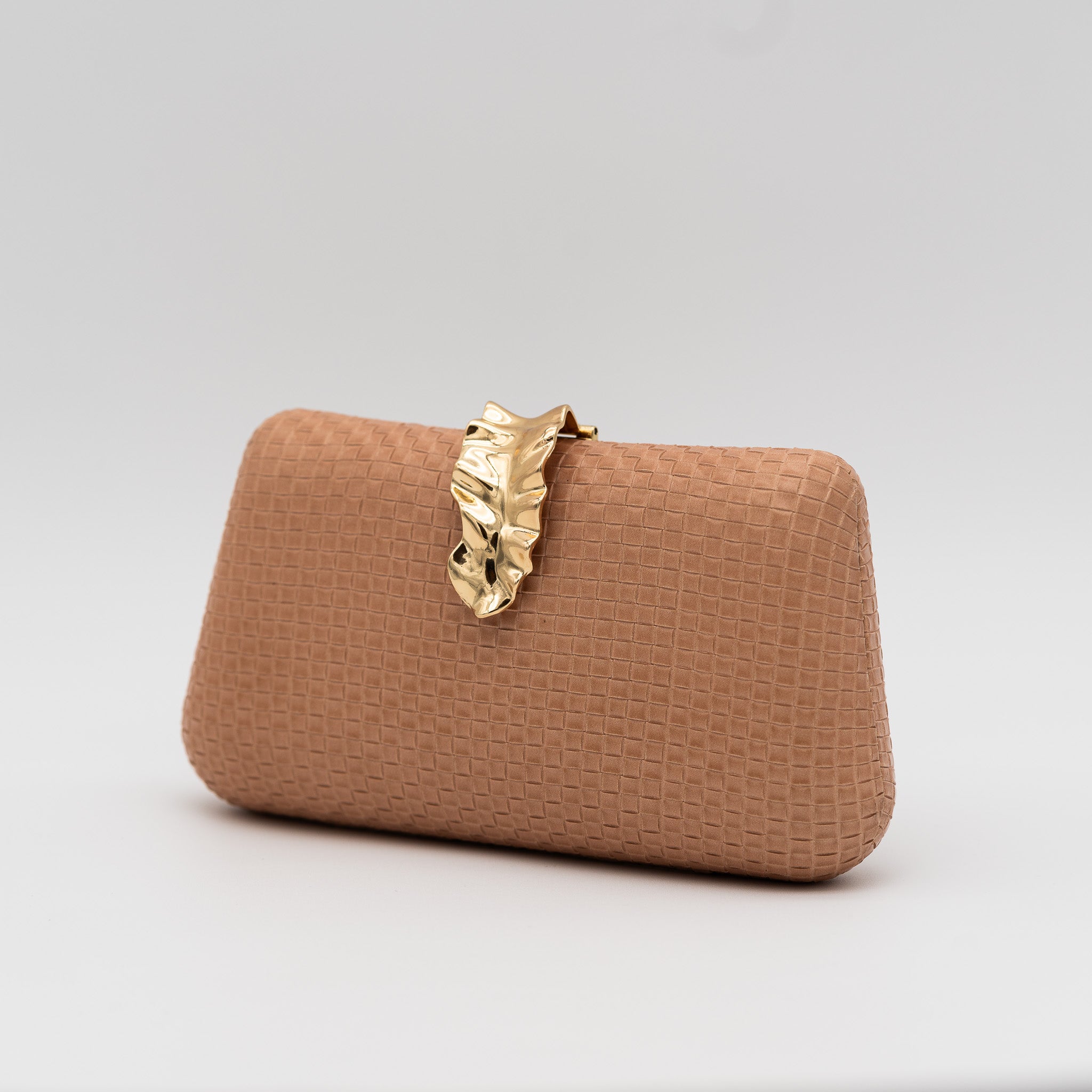 Lateral de bolso clutch de fiesta con textura cuadriculada color camel y broche metálico dorado