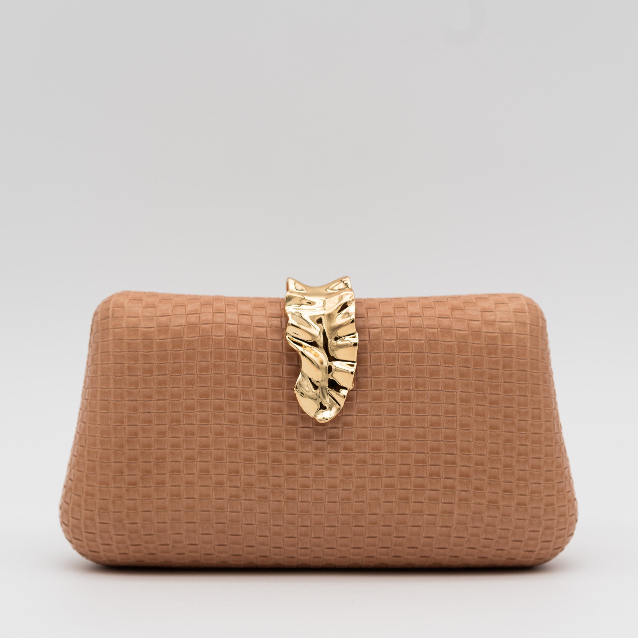 Bolso clutch de fiesta con textura cuadriculada color camel y broche metálico dorado