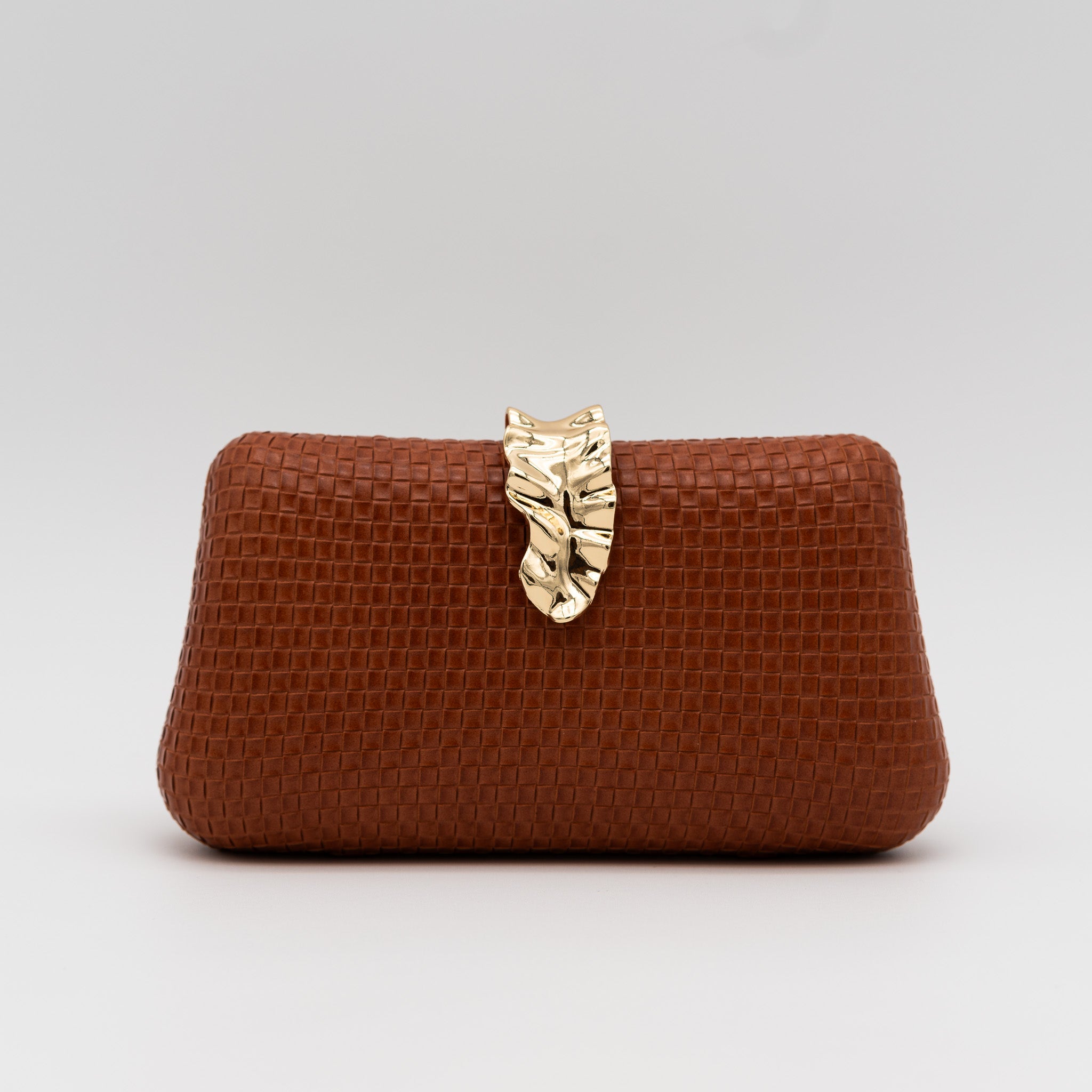 Bolso clutch de fiesta con textura cuadriculada color cuero y broche metálico dorado