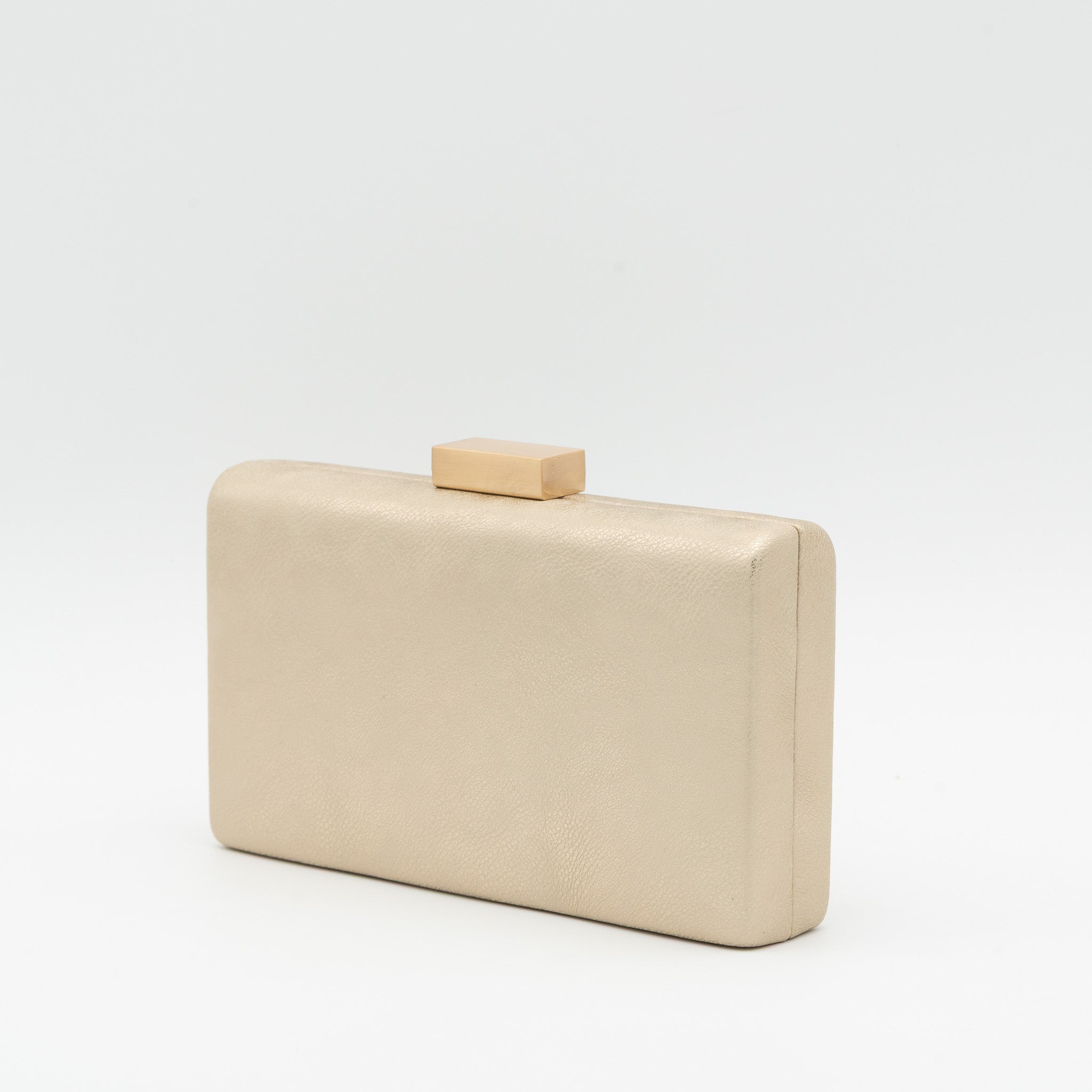 Clutch rectangular de polipiel oro con cierre metálico dorado y cadena desmontable