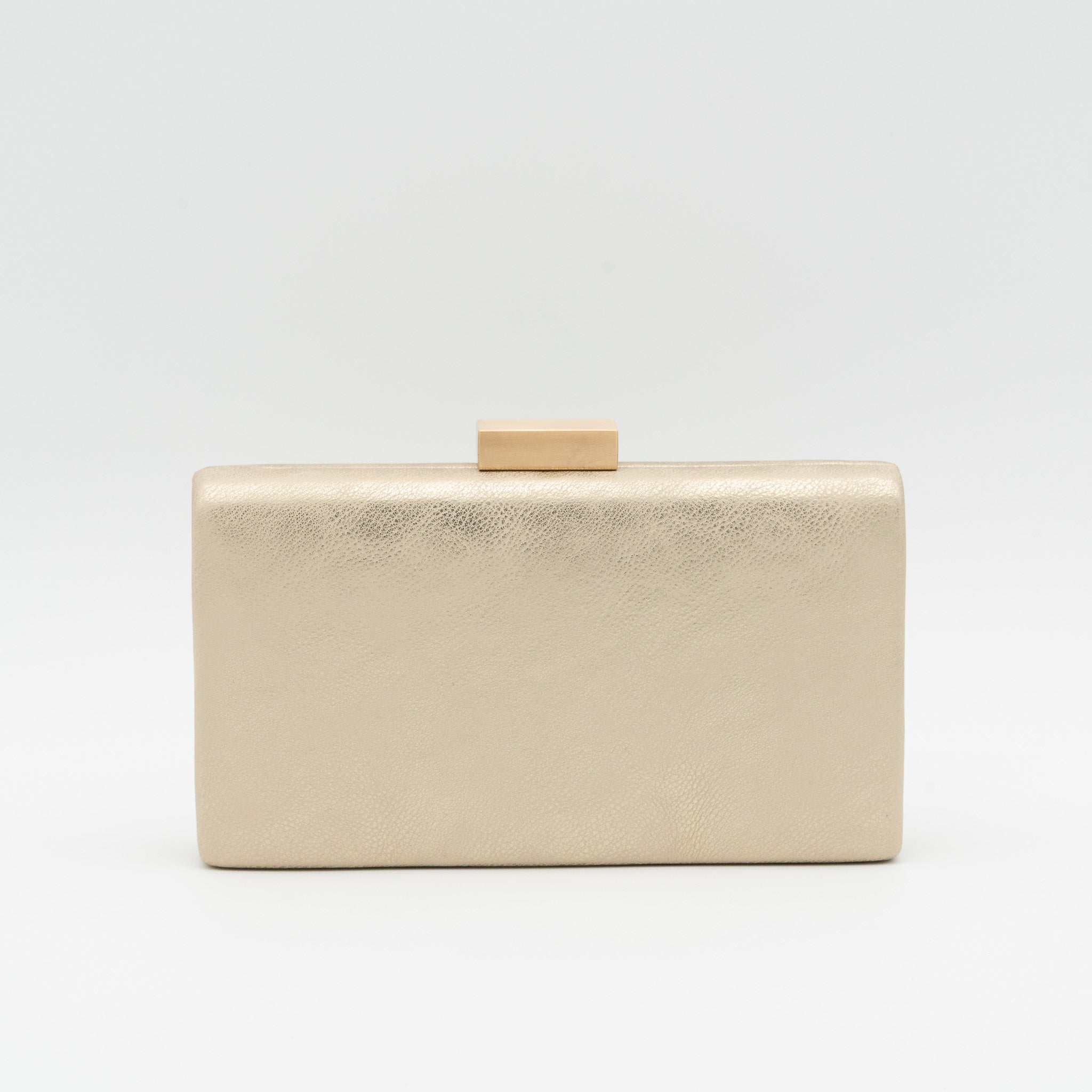 Clutch rectangular de polipiel oro con cierre metálico dorado y cadena desmontable