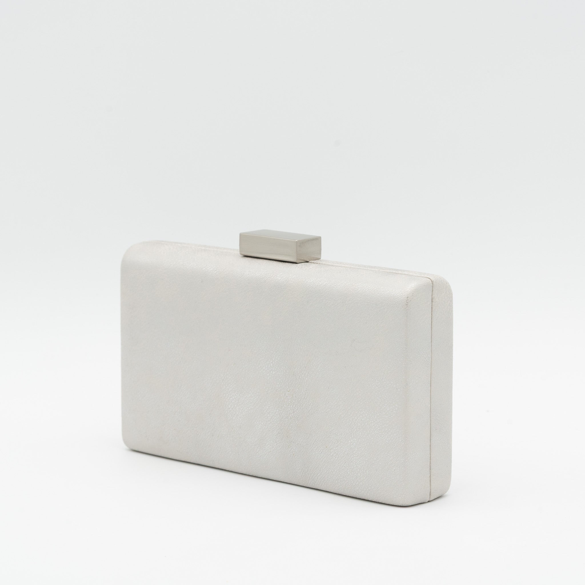 Clutch rectangular de polipiel plata con cierre metálico dorado y cadena desmontable