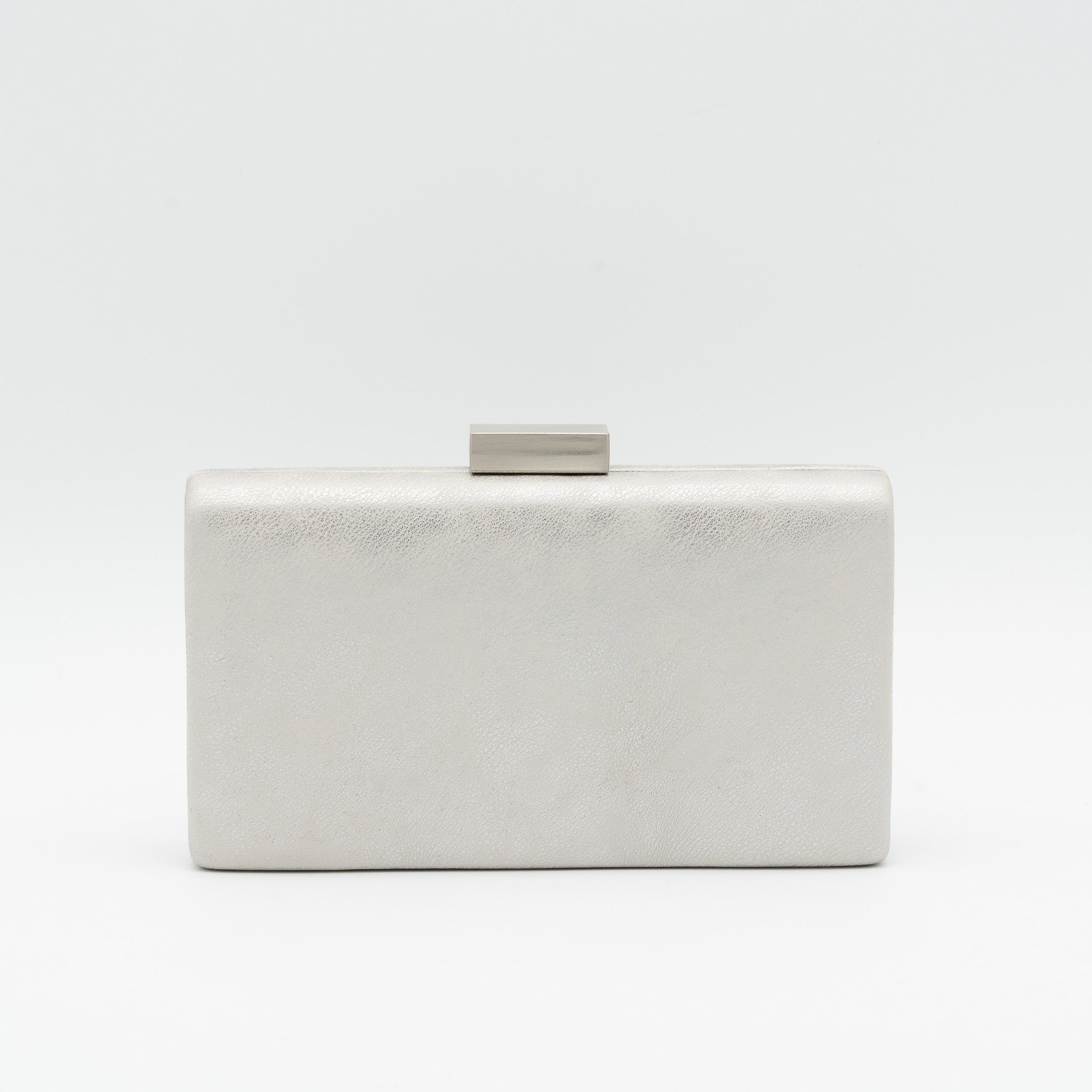 Clutch rectangular de polipiel plata con cierre metálico dorado y cadena desmontable