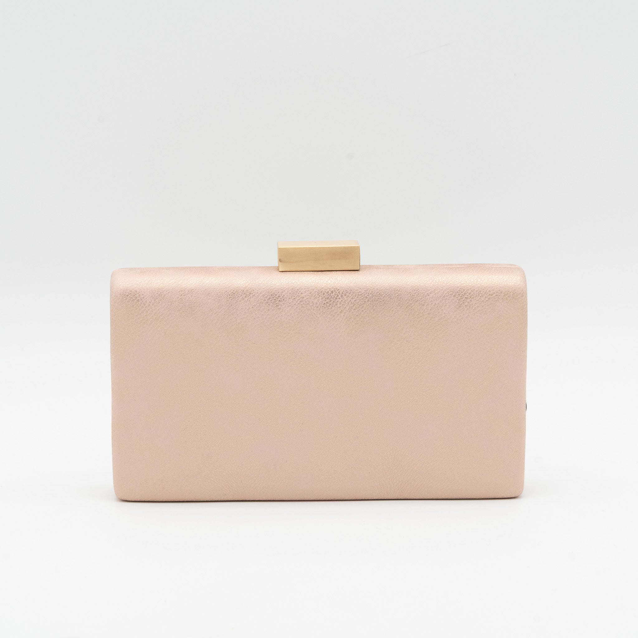 Clutch rectangular de polipiel rosa con cierre metálico dorado y cadena desmontable