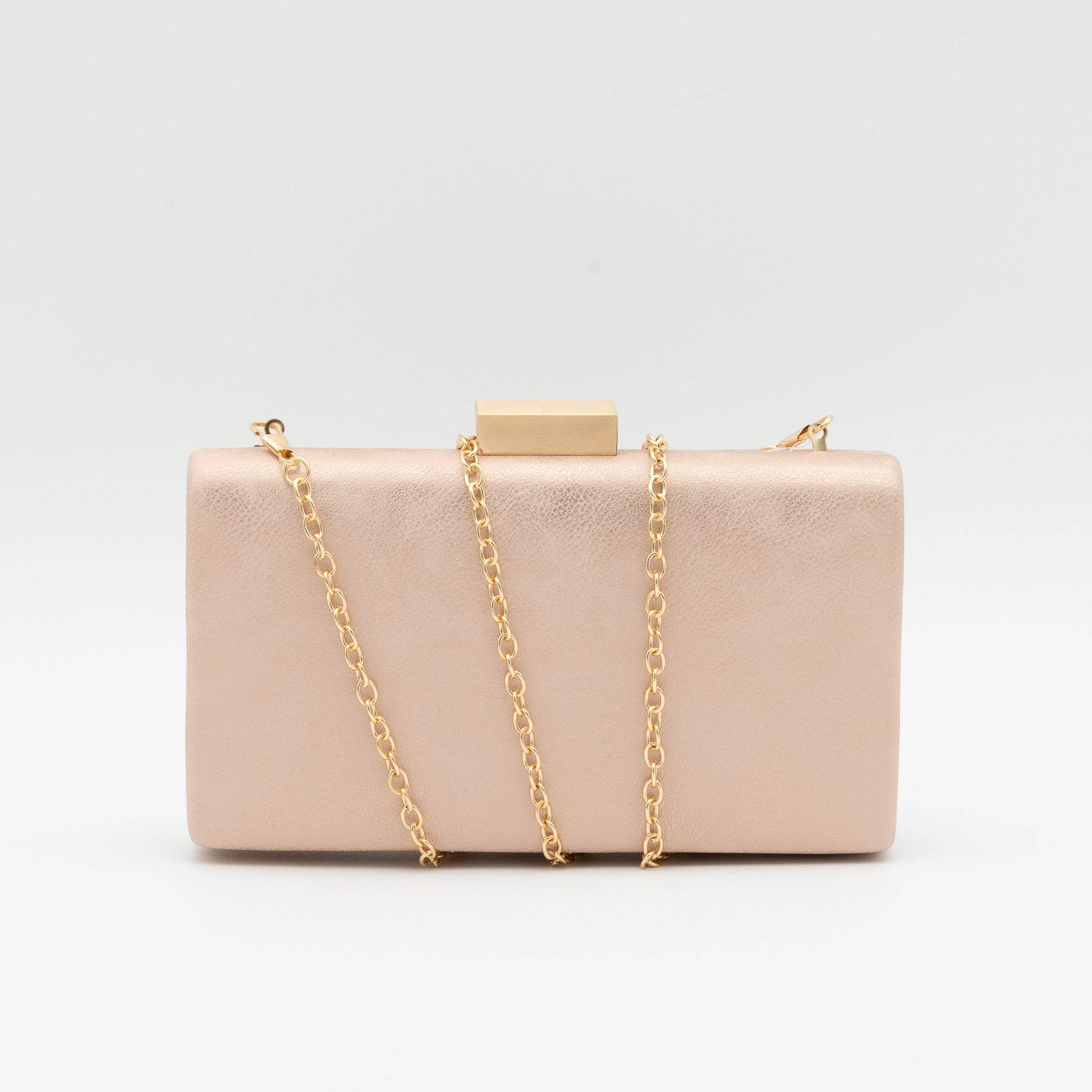 Clutch rectangular de polipiel rosa con cierre metálico dorado y cadena desmontable