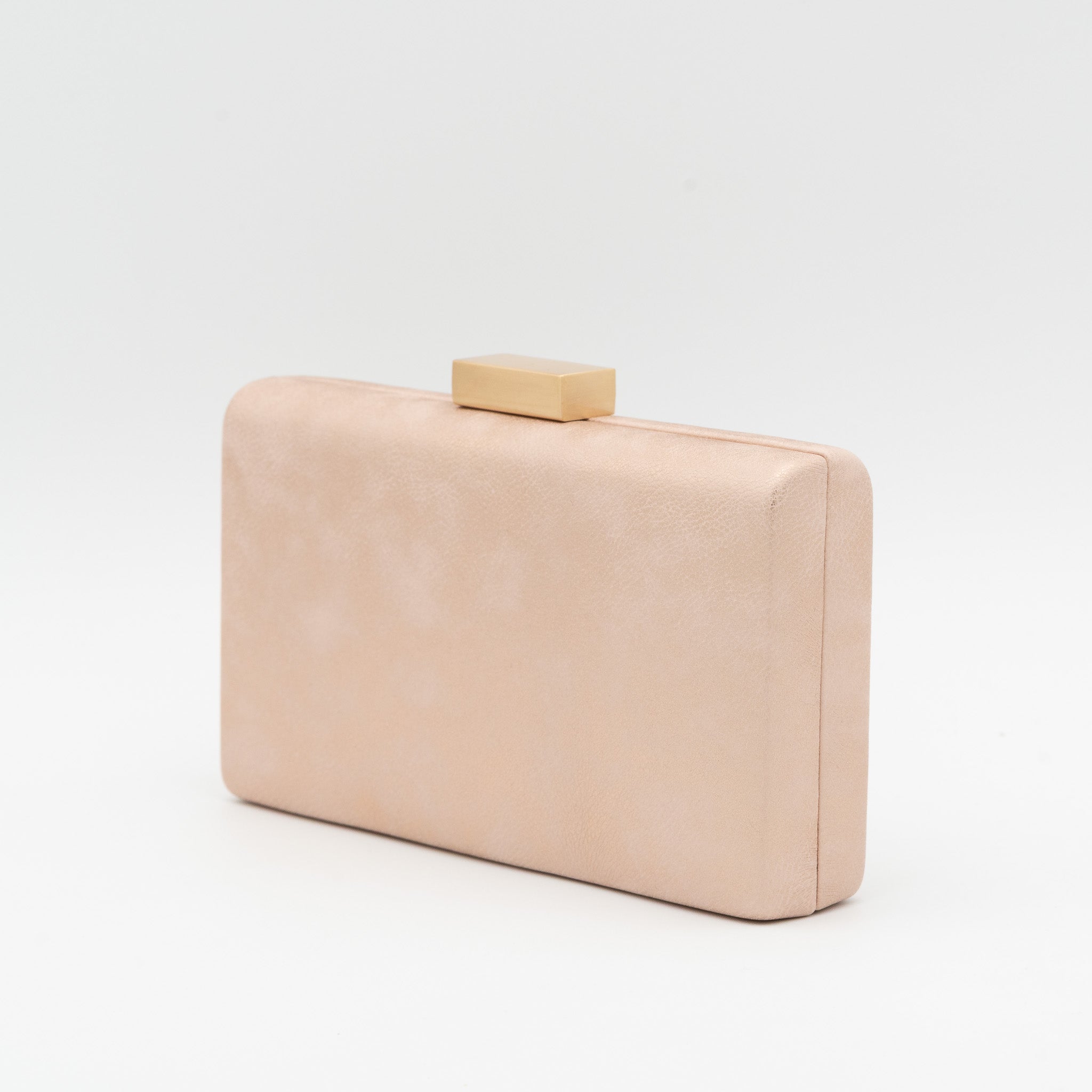 Clutch rectangular de polipiel rosa con cierre metálico dorado y cadena desmontable
