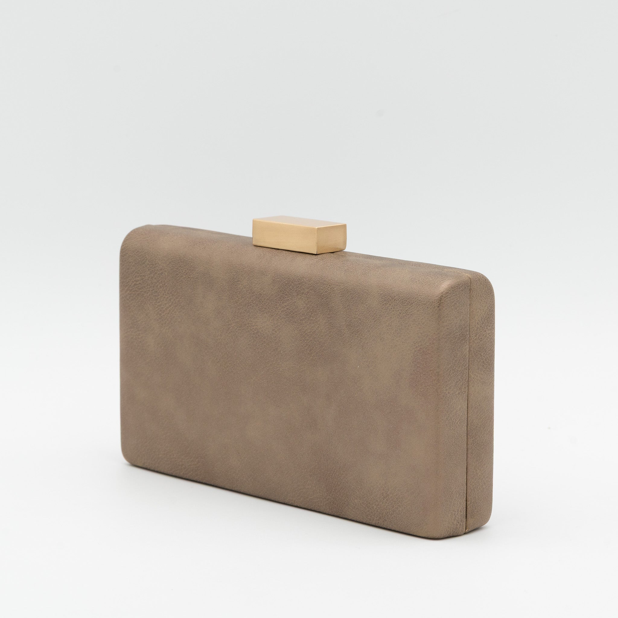 Clutch rectangular de polipiel taupe con cierre metálico dorado y cadena desmontable