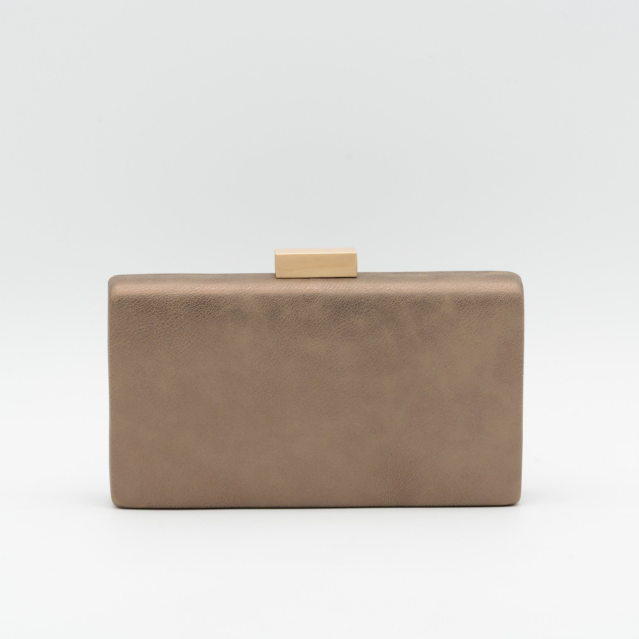 Clutch rectangular de polipiel taupe con cierre metálico dorado y cadena desmontable