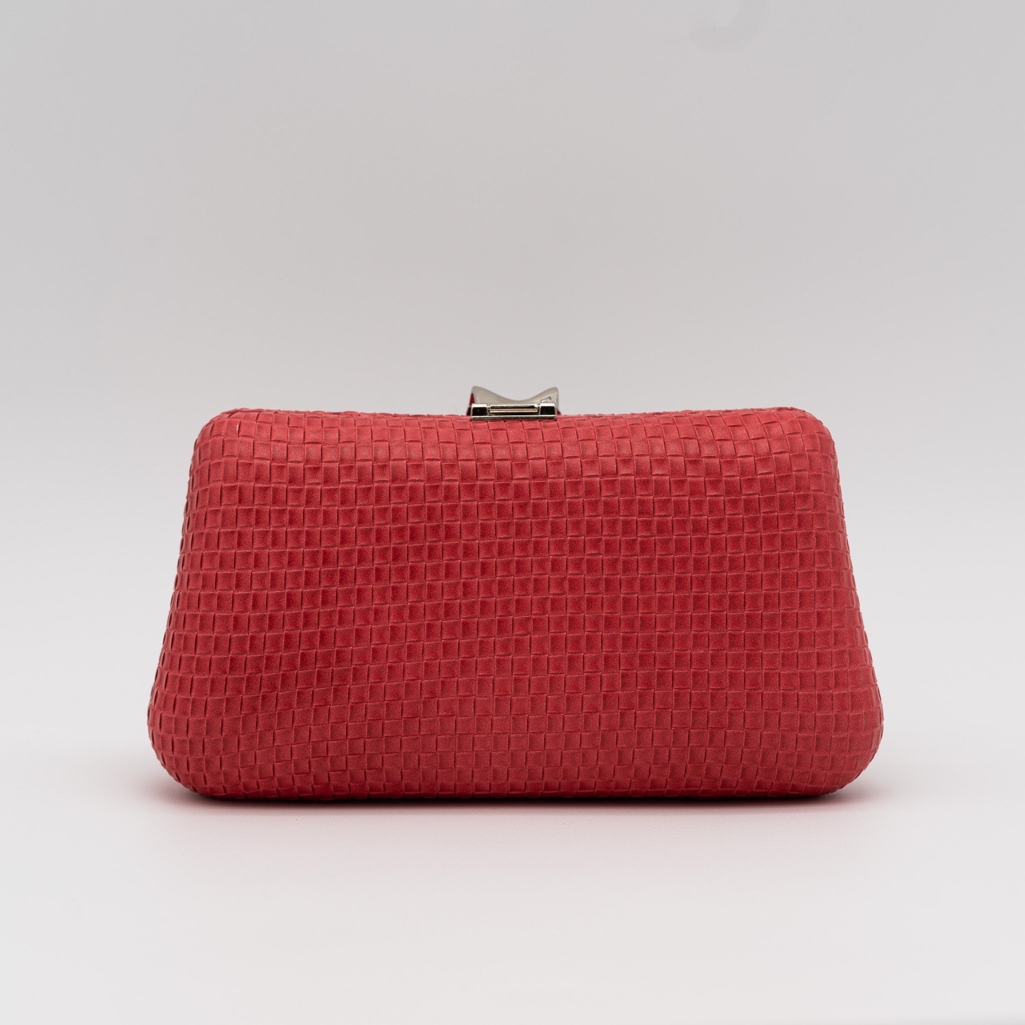 Parte trasera de bolso clutch de fiesta con textura cuadriculada color rojo y broche metálico plateado