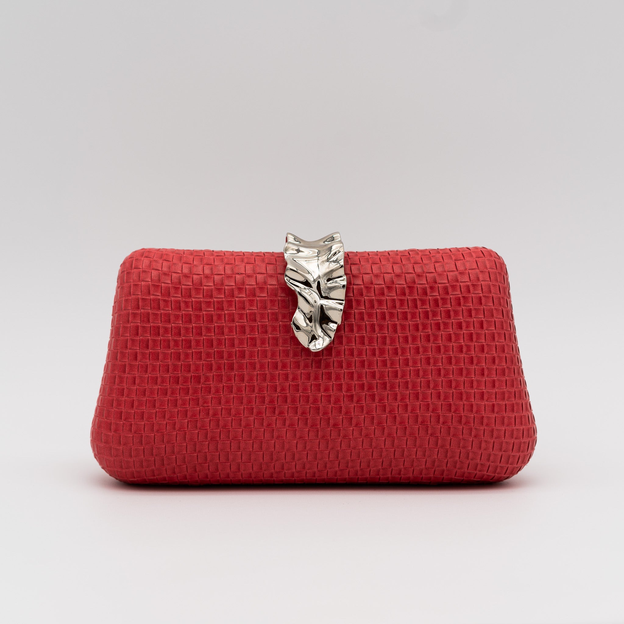 Bolso clutch de fiesta con textura cuadriculada color rojo y broche metálico plateado