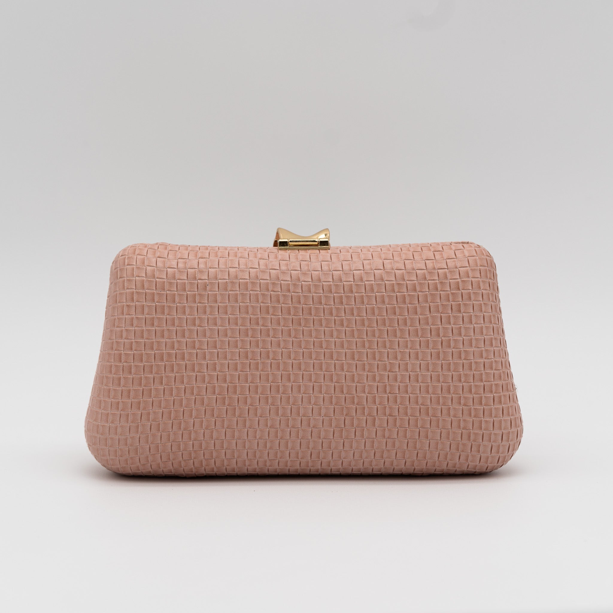 Parte trasera de bolso clutch de fiesta con textura cuadriculada color rosa palo y broche metálico dorado