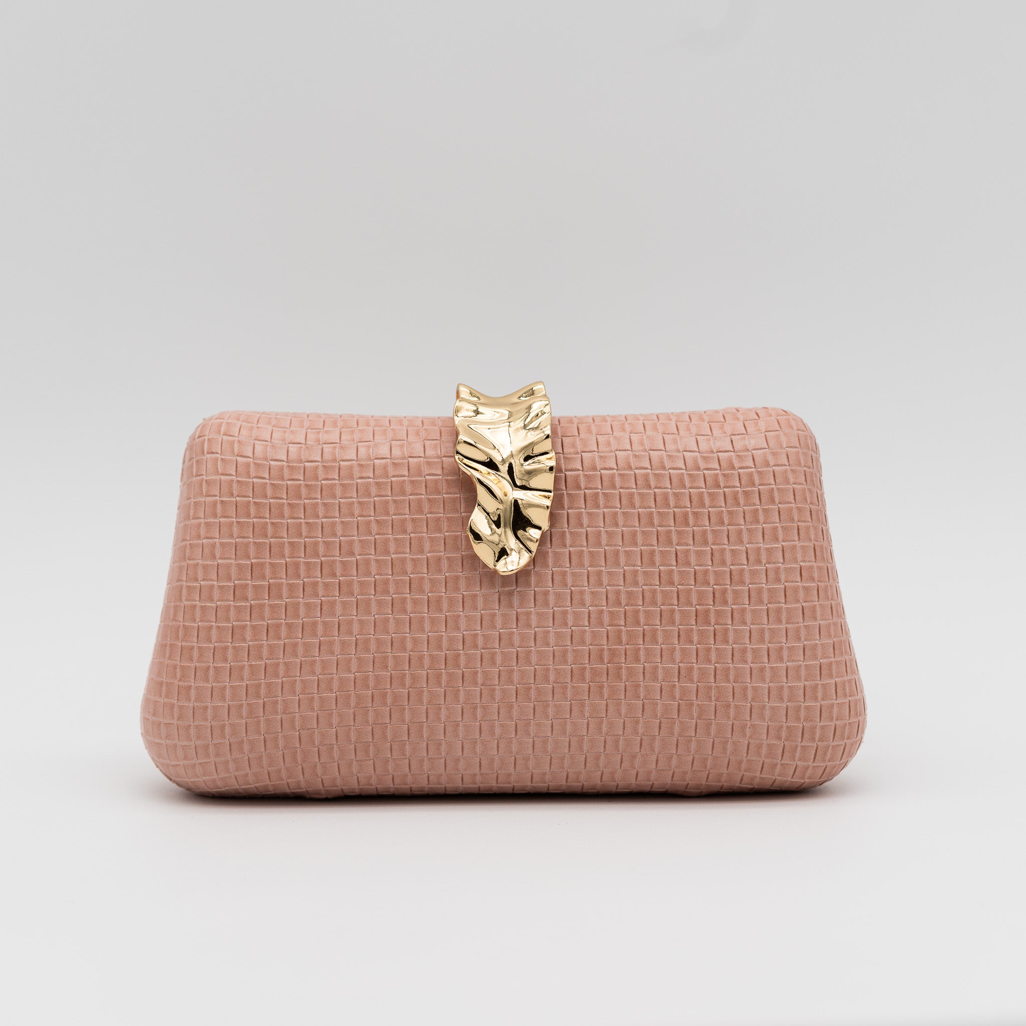 Bolso clutch de fiesta con textura cuadriculada color rosa palo y broche metálico dorado