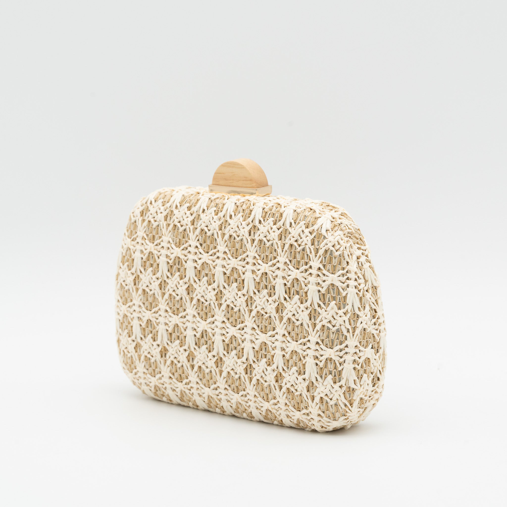 Clutch de rafia beige con detalle tejido y cierre metálico con detalle de madera