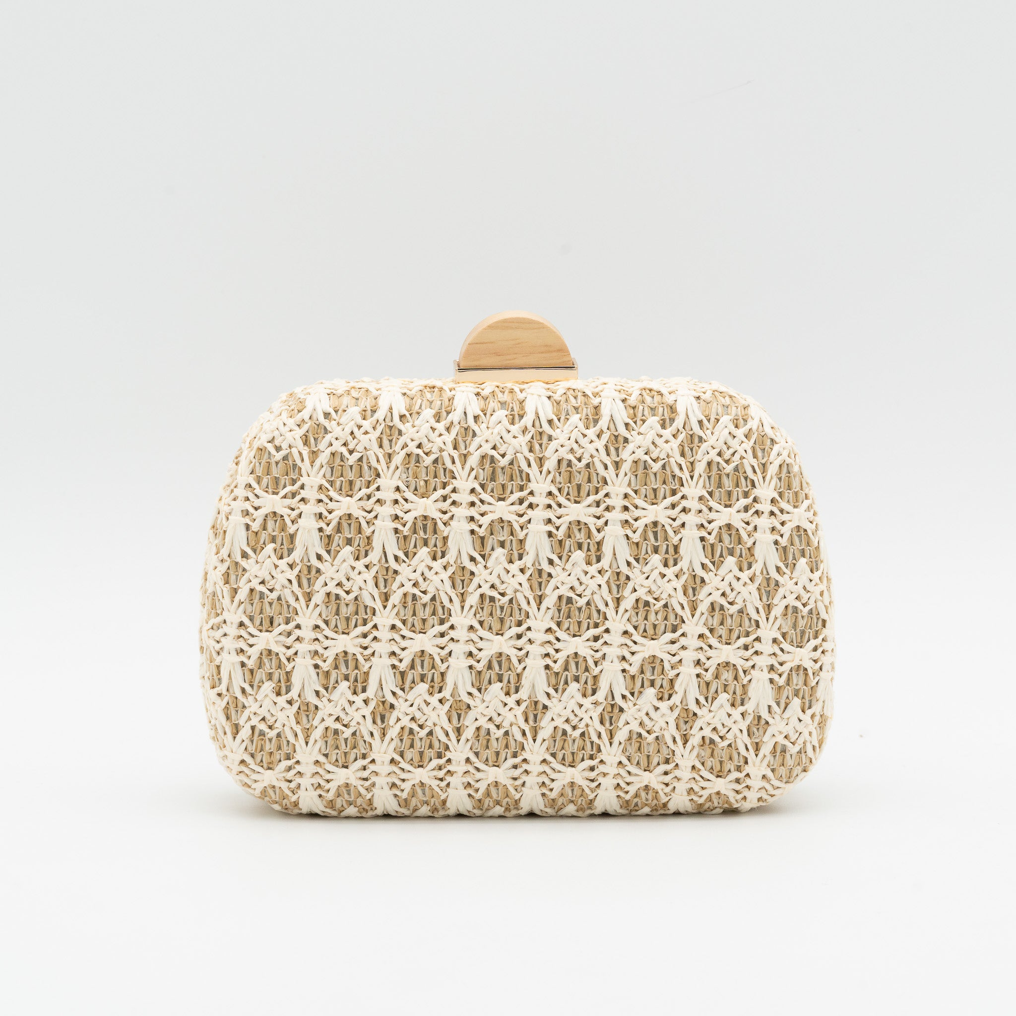 Clutch de rafia beige con detalle tejido y cierre metálico con detalle de madera