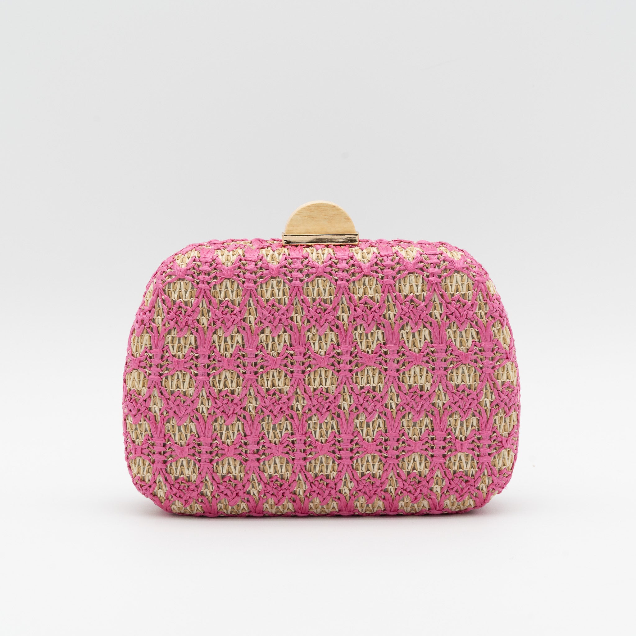 Clutch de rafia fucsia con detalle tejido y cierre metálico con detalle de madera