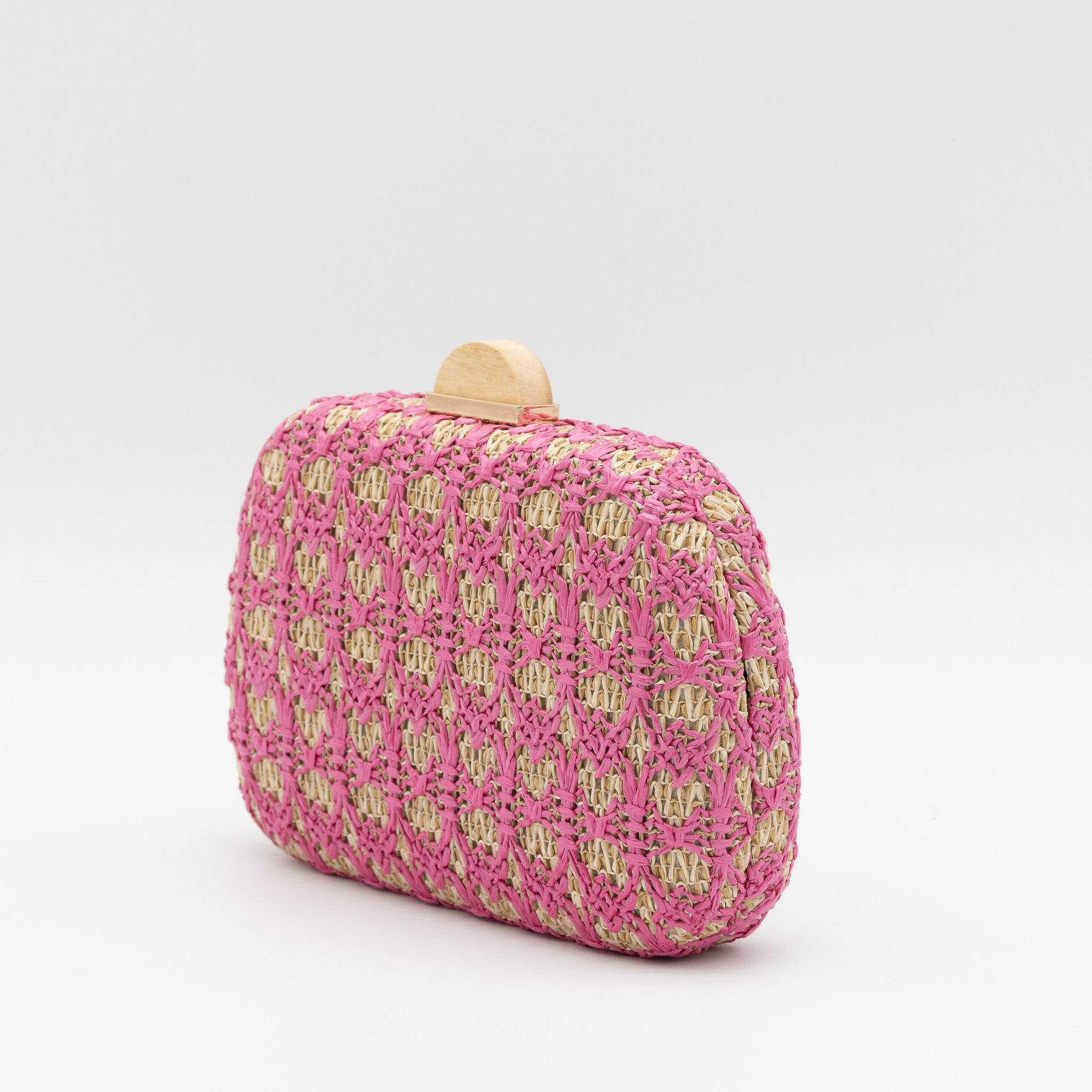 Clutch de rafia fucsia con detalle tejido y cierre metálico con detalle de madera