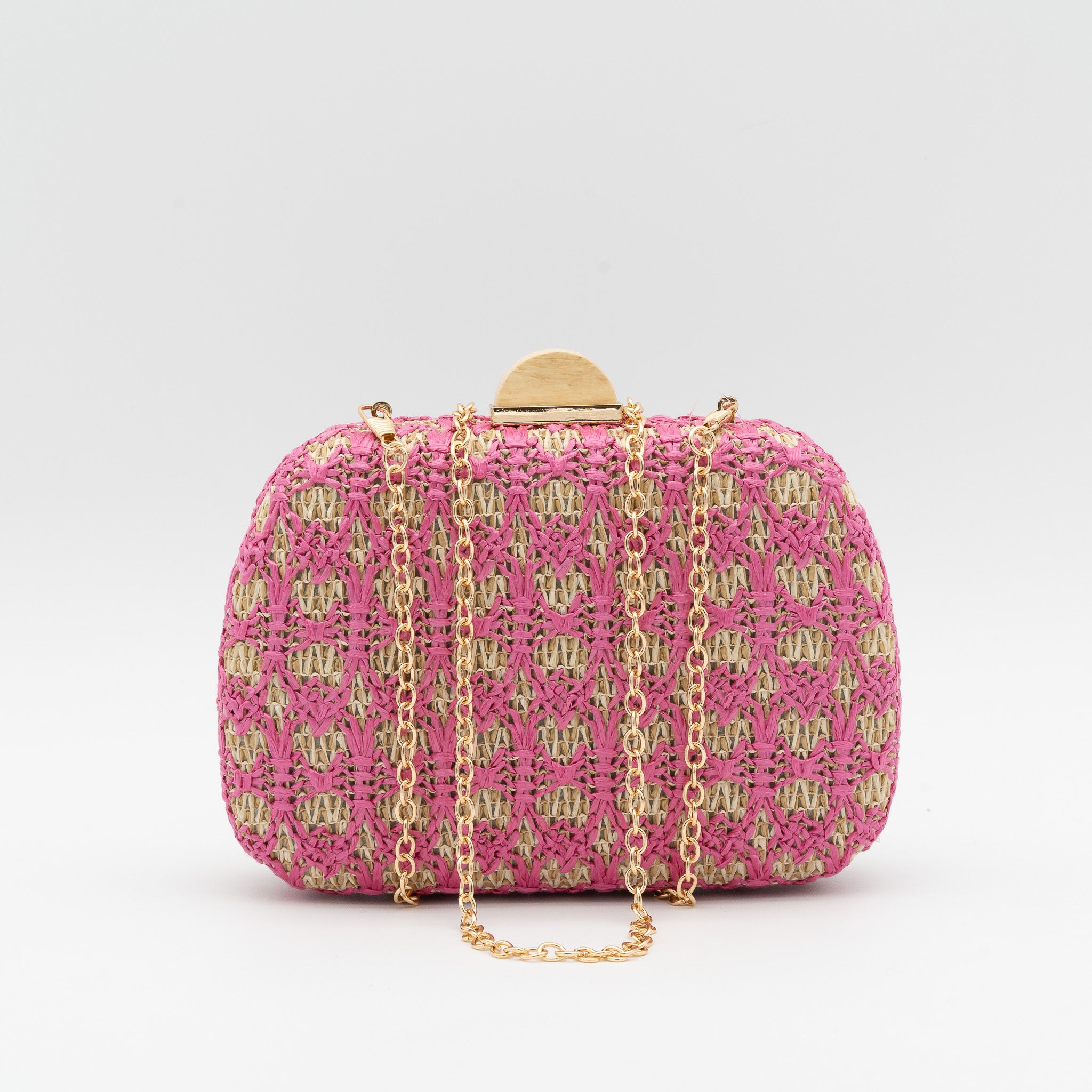 Clutch de rafia fucsia con detalle tejido y cierre metálico con detalle de madera