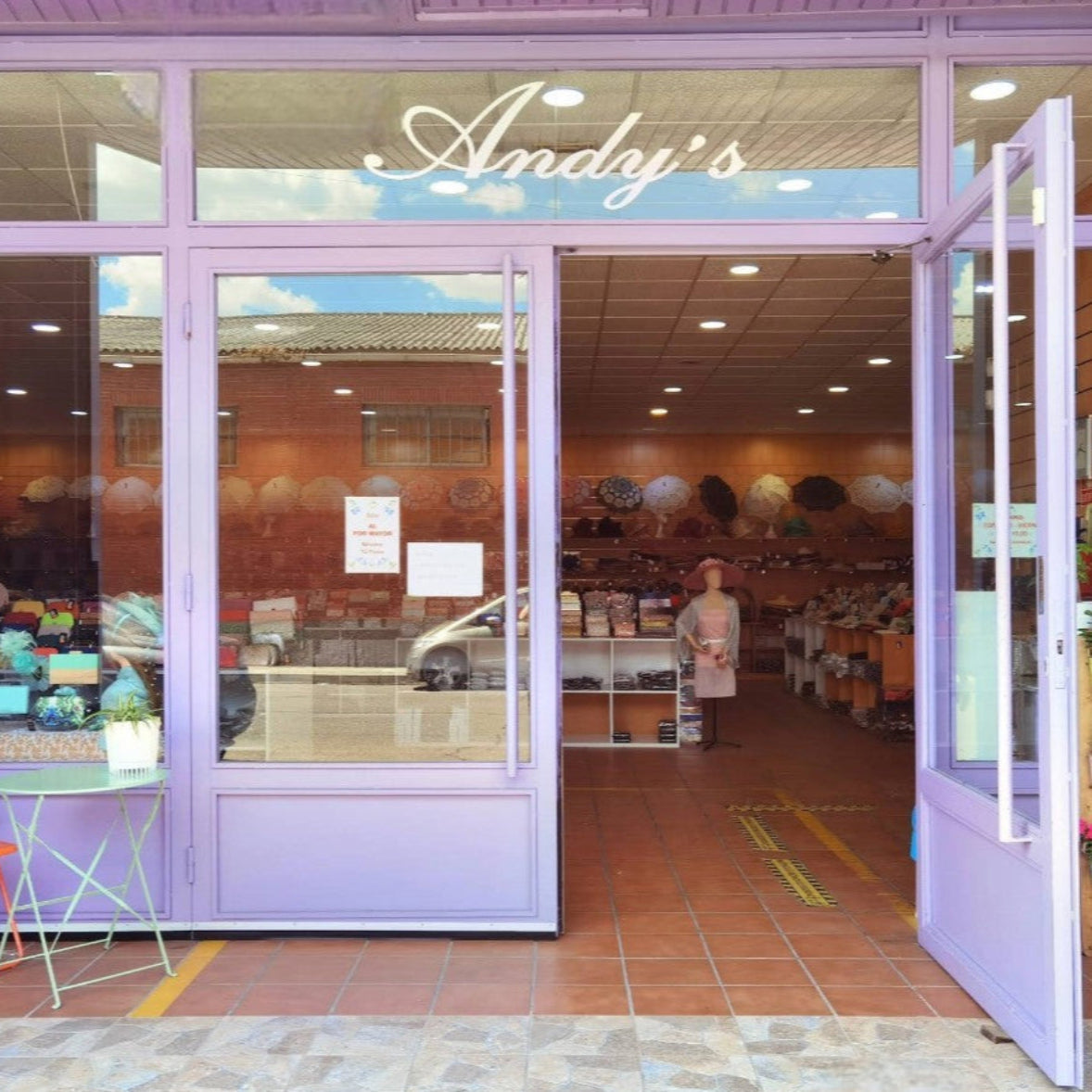 Foto de la entrada de la tienda de Bolsos Andy's en la Calle Murias 28