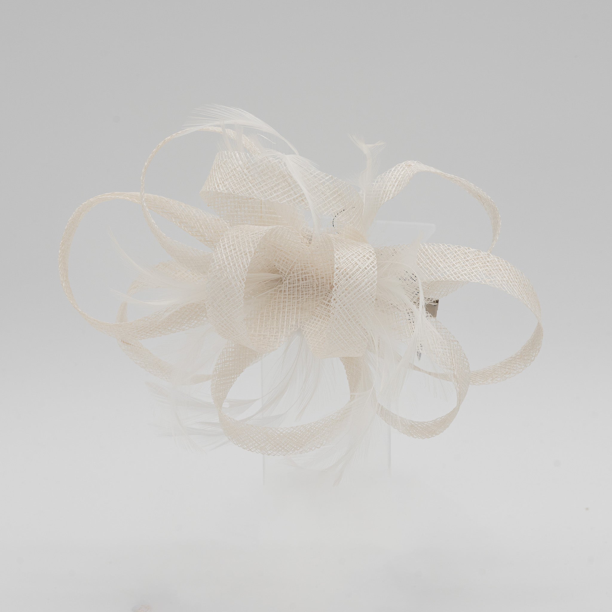 Tocado de fiesta blanco mediano con plumas, lazo decorativo y cierre pinza, medidas 20 x 12 cm