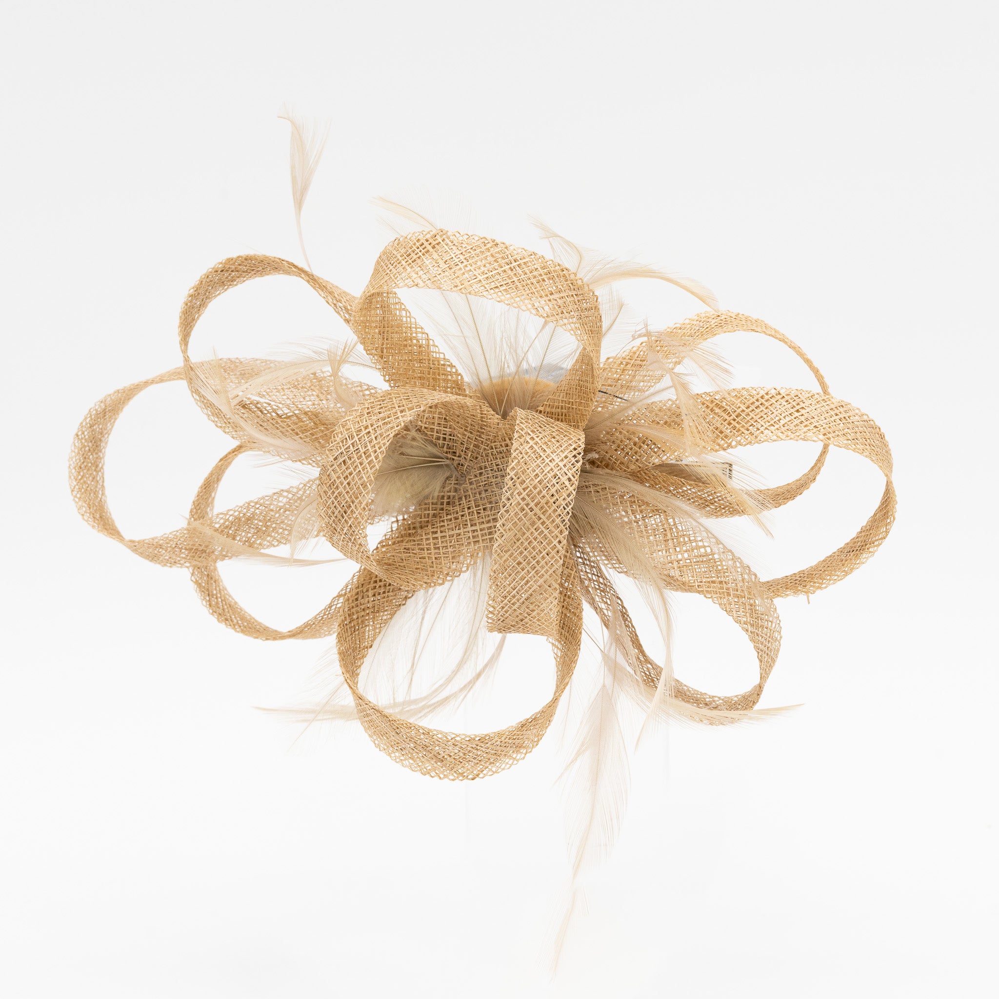 Tocado de fiesta taupe mediano con plumas, lazo decorativo y cierre pinza, medidas 20 x 12 cm