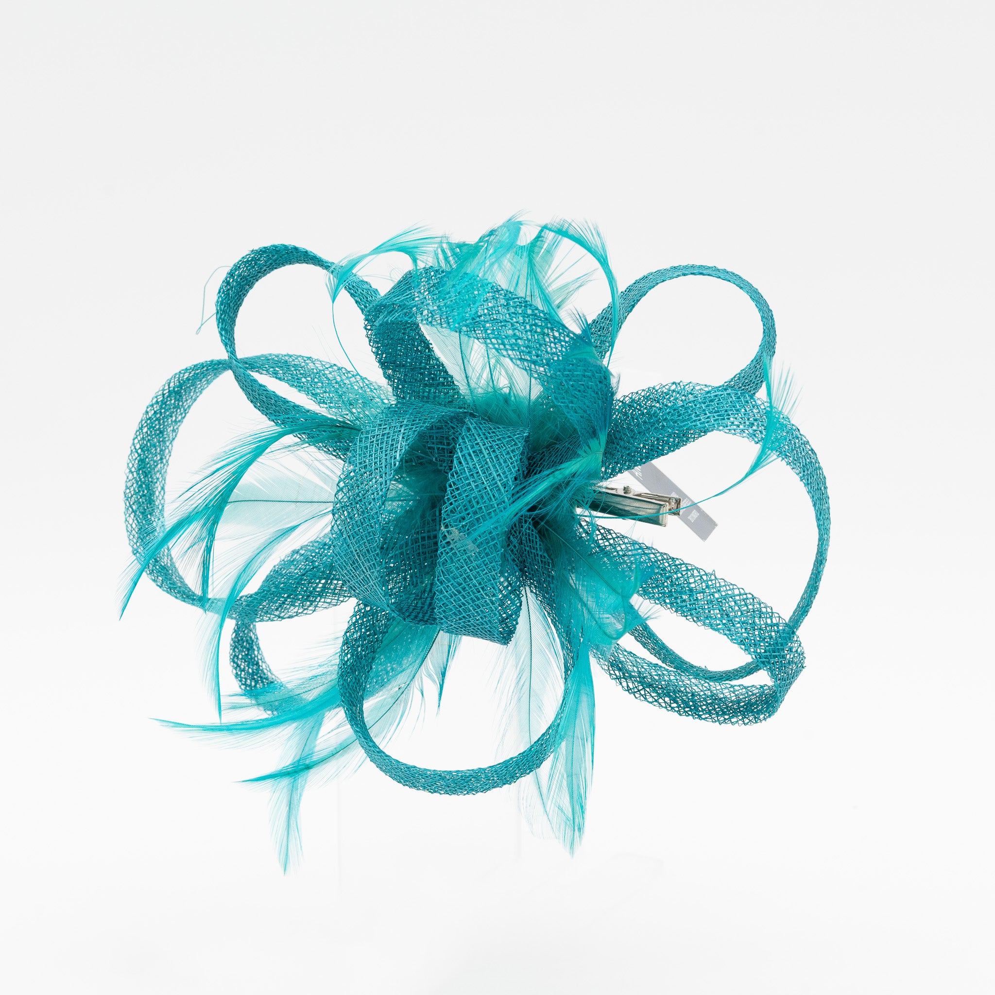 Tocado de fiesta teal mediano con plumas, lazo decorativo y cierre pinza, medidas 20 x 12 cm