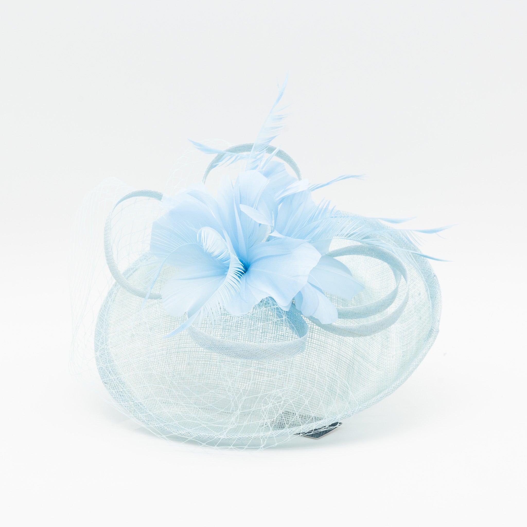 Tocado de fiesta celeste mediano decorado con plumas y redecilla, montado en diadema cómoda para invitadas de boda o eventos