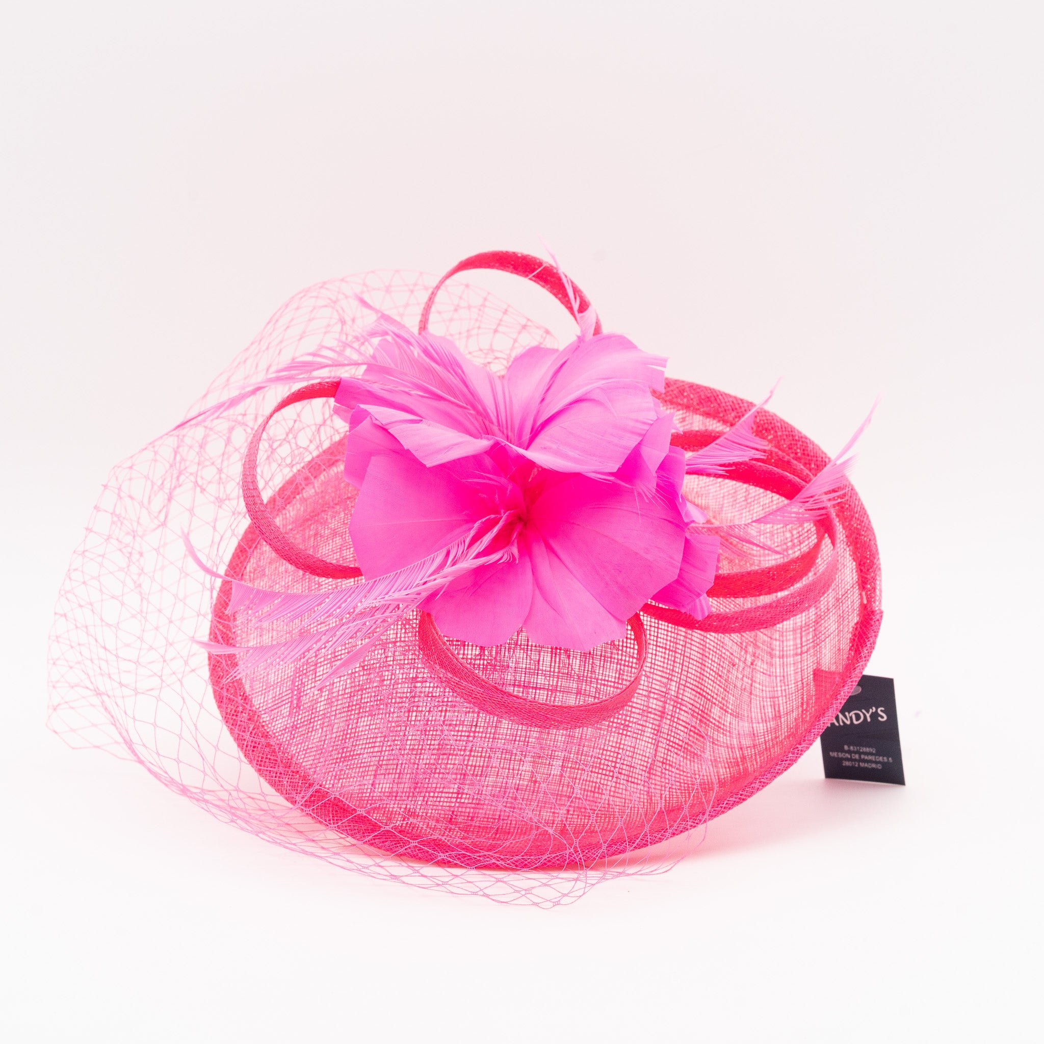 Tocado de fiesta fucsia mediano decorado con plumas y redecilla, montado en diadema cómoda para invitadas de boda o eventos