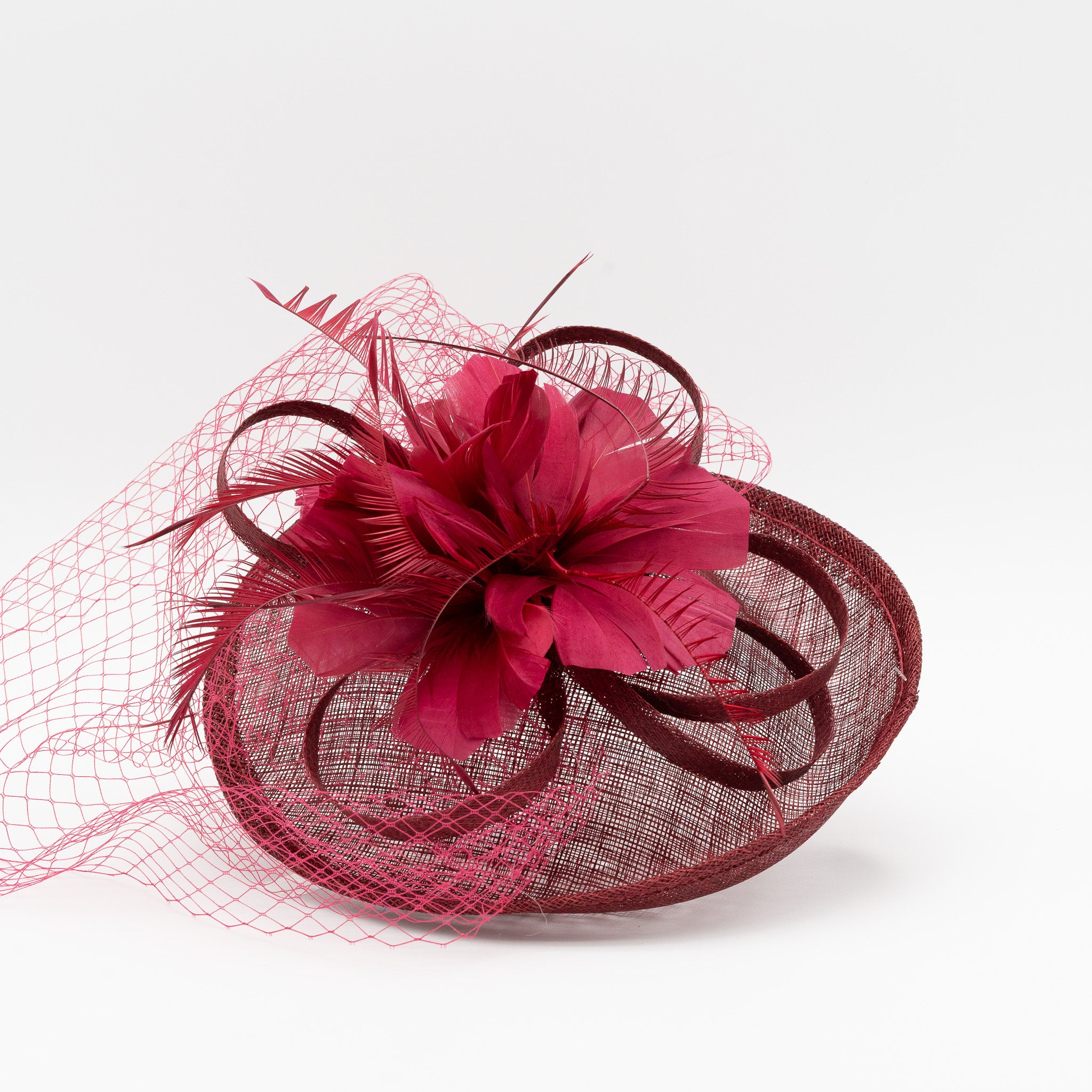 Tocado de fiesta granate mediano decorado con plumas y redecilla, montado en diadema cómoda para invitadas de boda o eventos