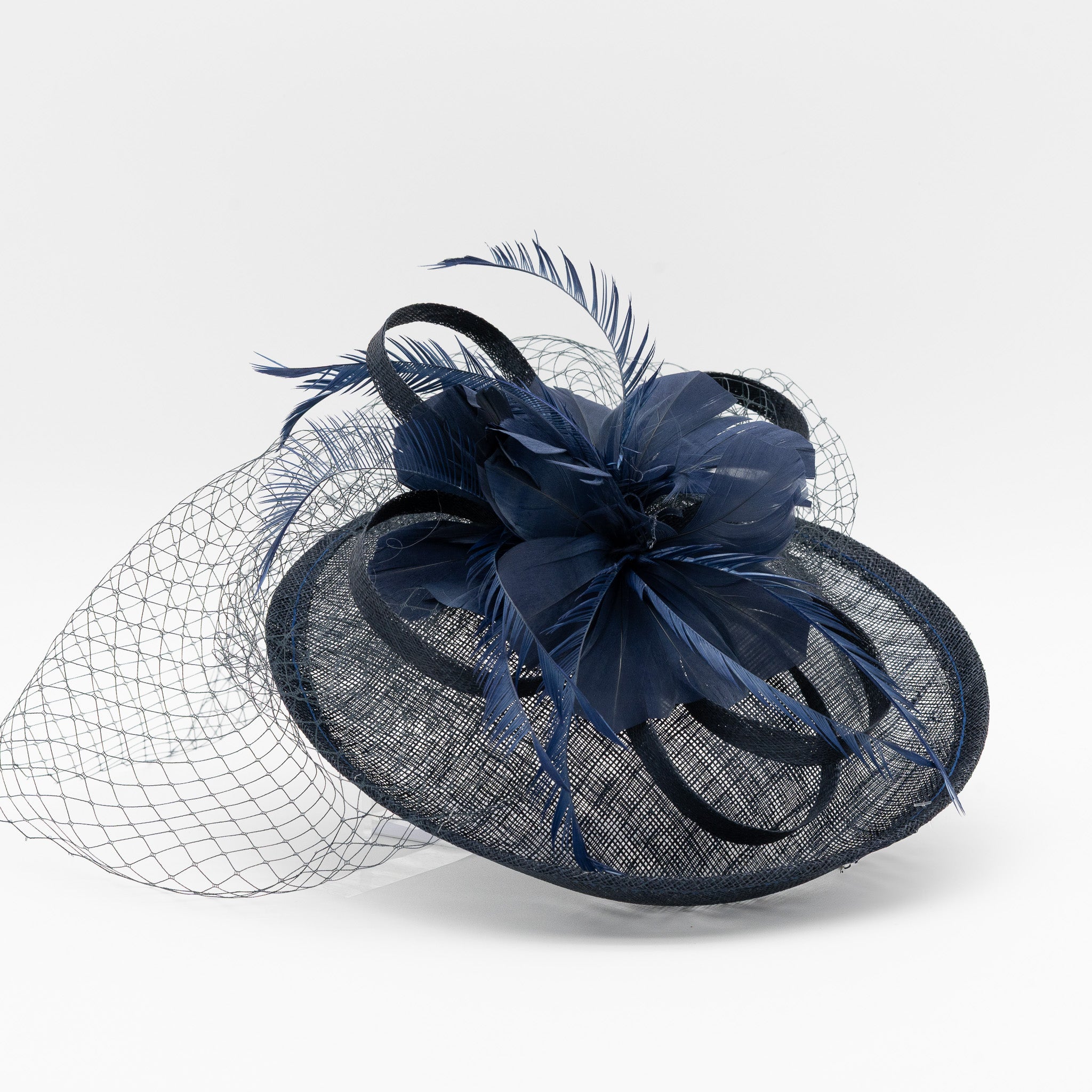 Tocado de fiesta marino mediano decorado con plumas y redecilla, montado en diadema cómoda para invitadas de boda o eventos