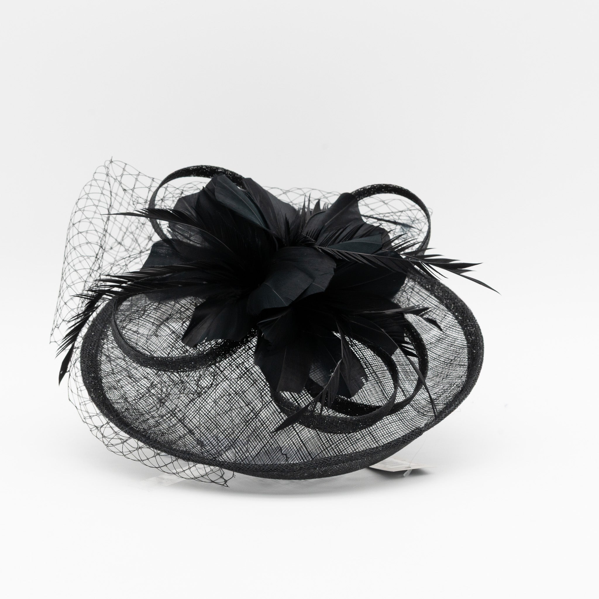 Tocado de fiesta negro mediano decorado con plumas y redecilla, montado en diadema cómoda para invitadas de boda o eventos