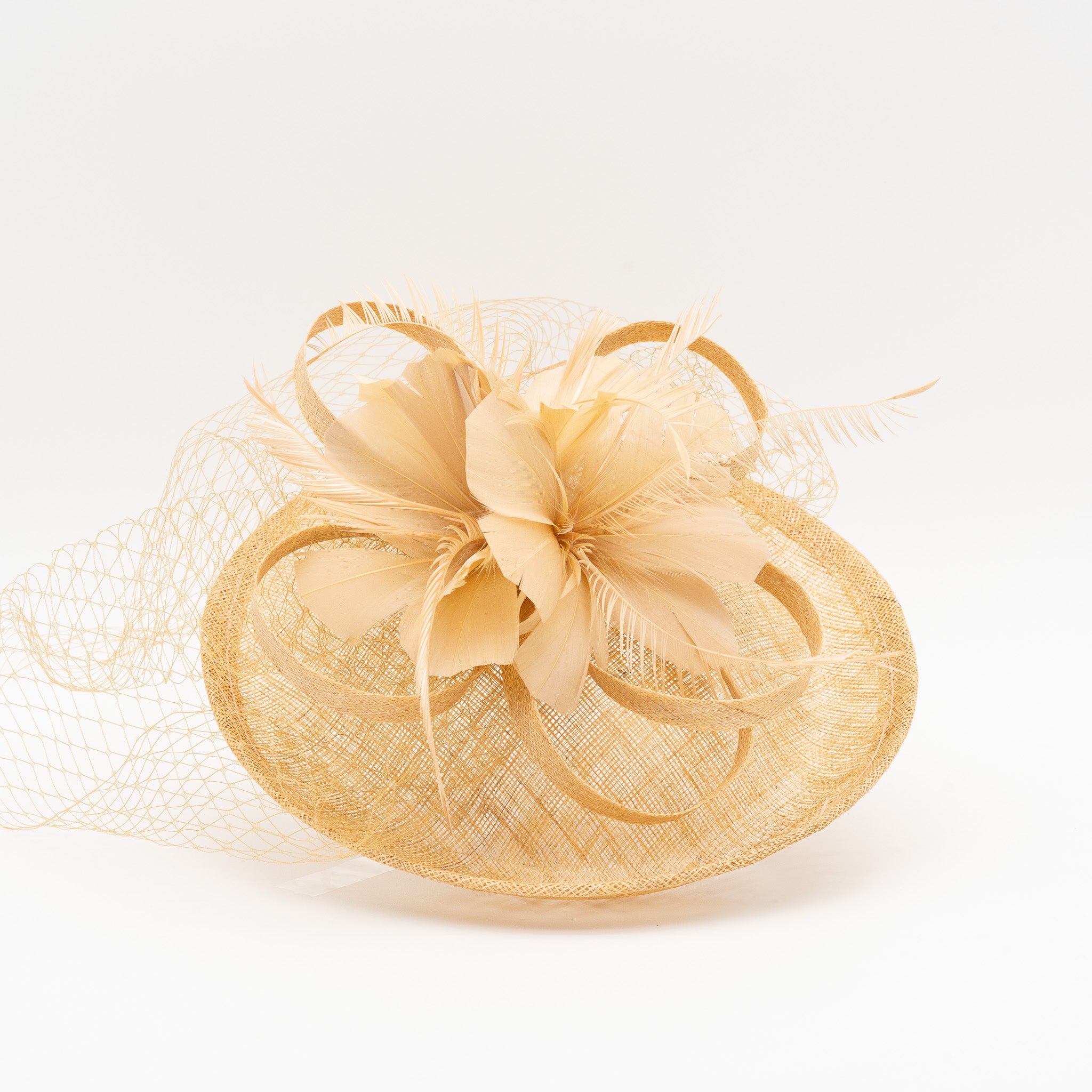 Tocado de fiesta taupe mediano decorado con plumas y redecilla, montado en diadema cómoda para invitadas de boda o eventos