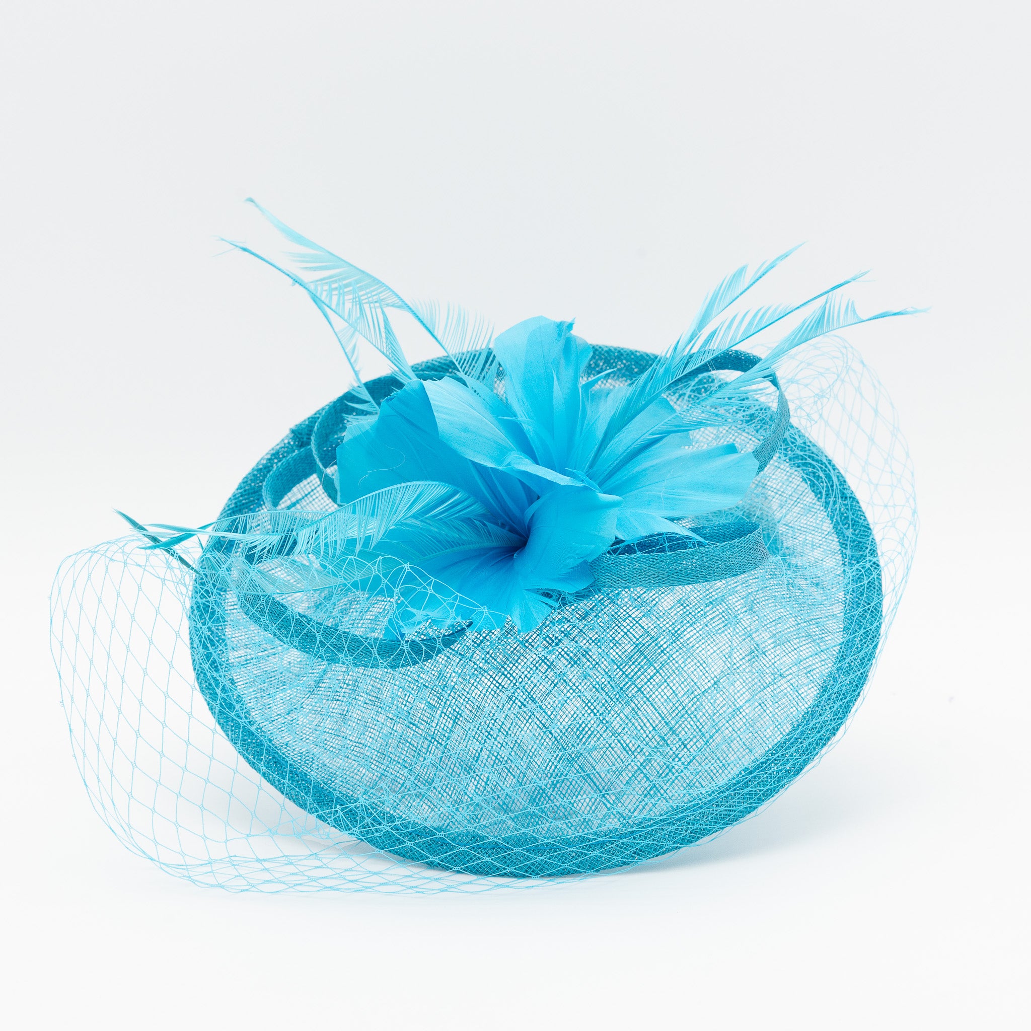 Tocado de fiesta turquesa mediano decorado con plumas y redecilla, montado en diadema cómoda para invitadas de boda o eventos