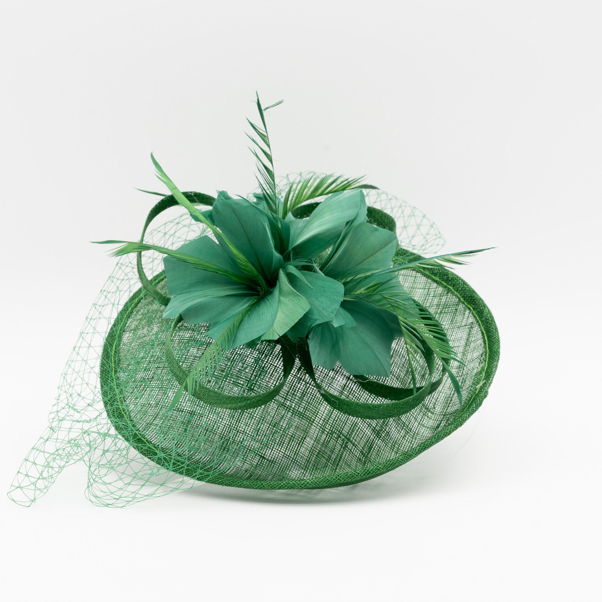 Tocado de fiesta verde botella mediano decorado con plumas y redecilla, montado en diadema cómoda para invitadas de boda o eventos