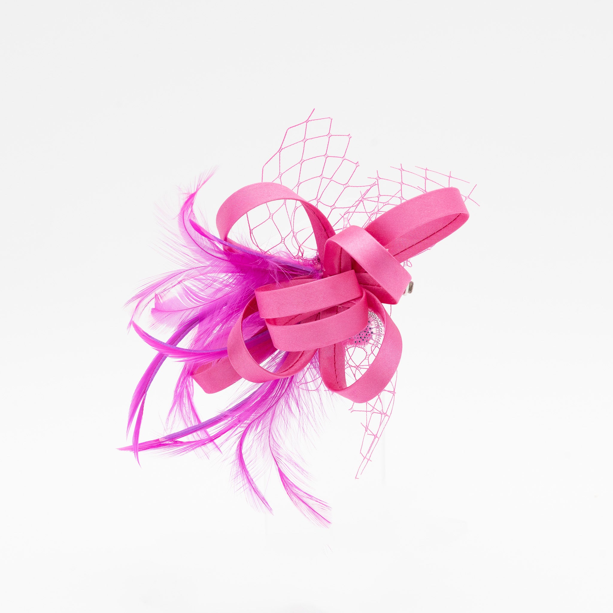 Tocado de fiesta fucsia pequeño con plumas, lazo decorativo y redecilla, ideal para eventos y bodas